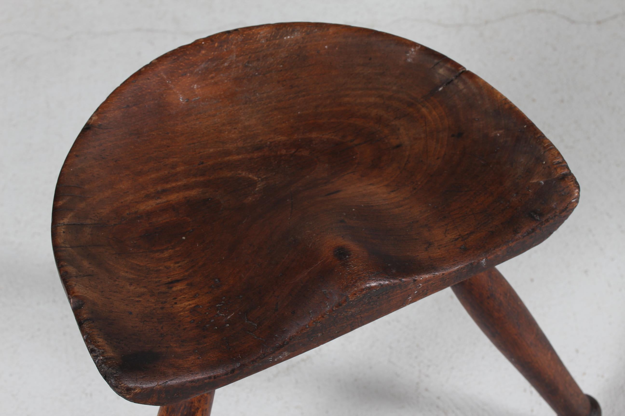 Une pièce très décorative Tabouret de traite tripode danois ancien en bois massif foncé. Fabriqué vers les années 1920 par un ébéniste.
Le siège est formé pour un grand confort. Ce type de siège a peut-être inspiré Mogens Lassen lorsqu'il a conçu