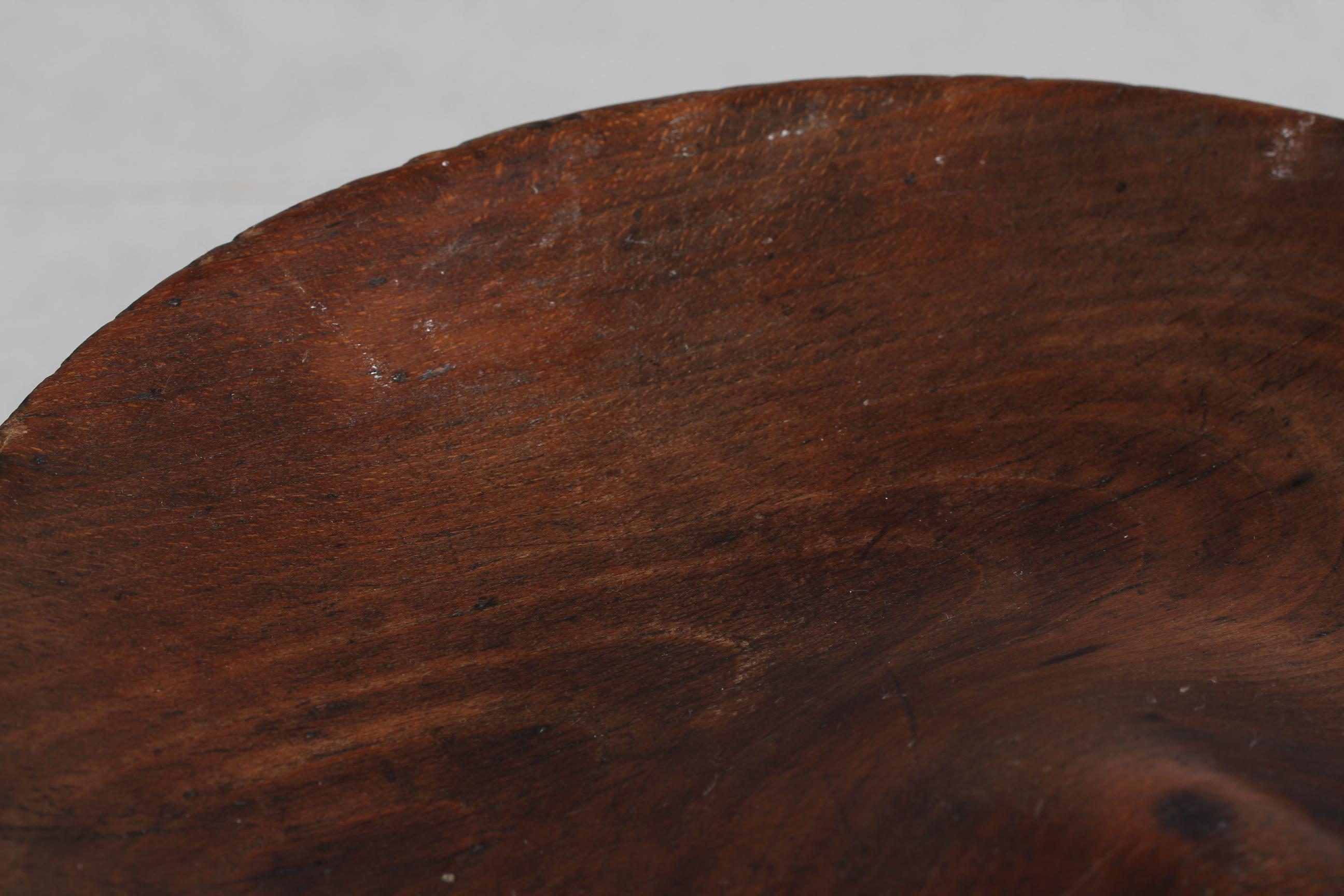 Sculpté Tabouret de déversement danois sculptural ancien en bois foncé à 3 pieds, style Mogens Lassen en vente