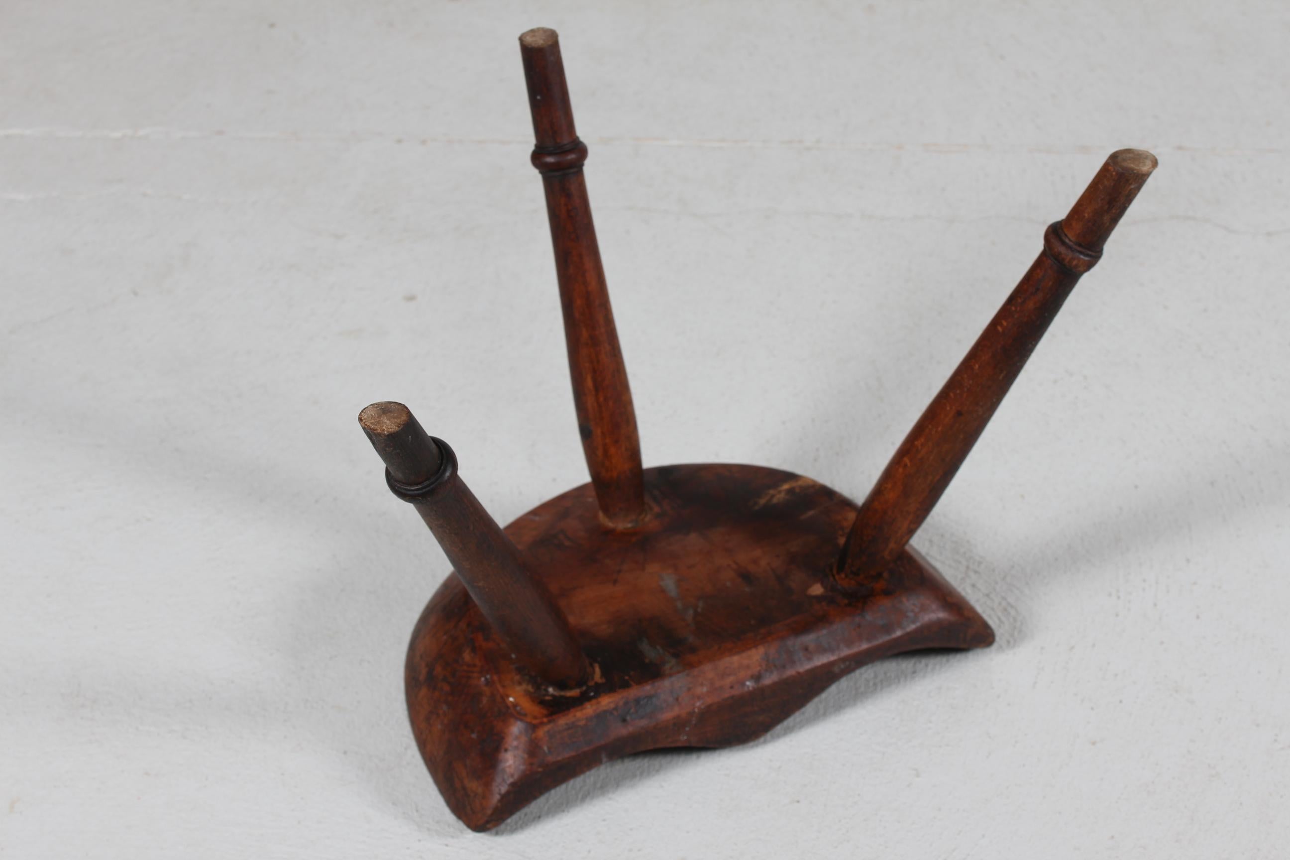 Bois Tabouret de déversement danois sculptural ancien en bois foncé à 3 pieds, style Mogens Lassen en vente