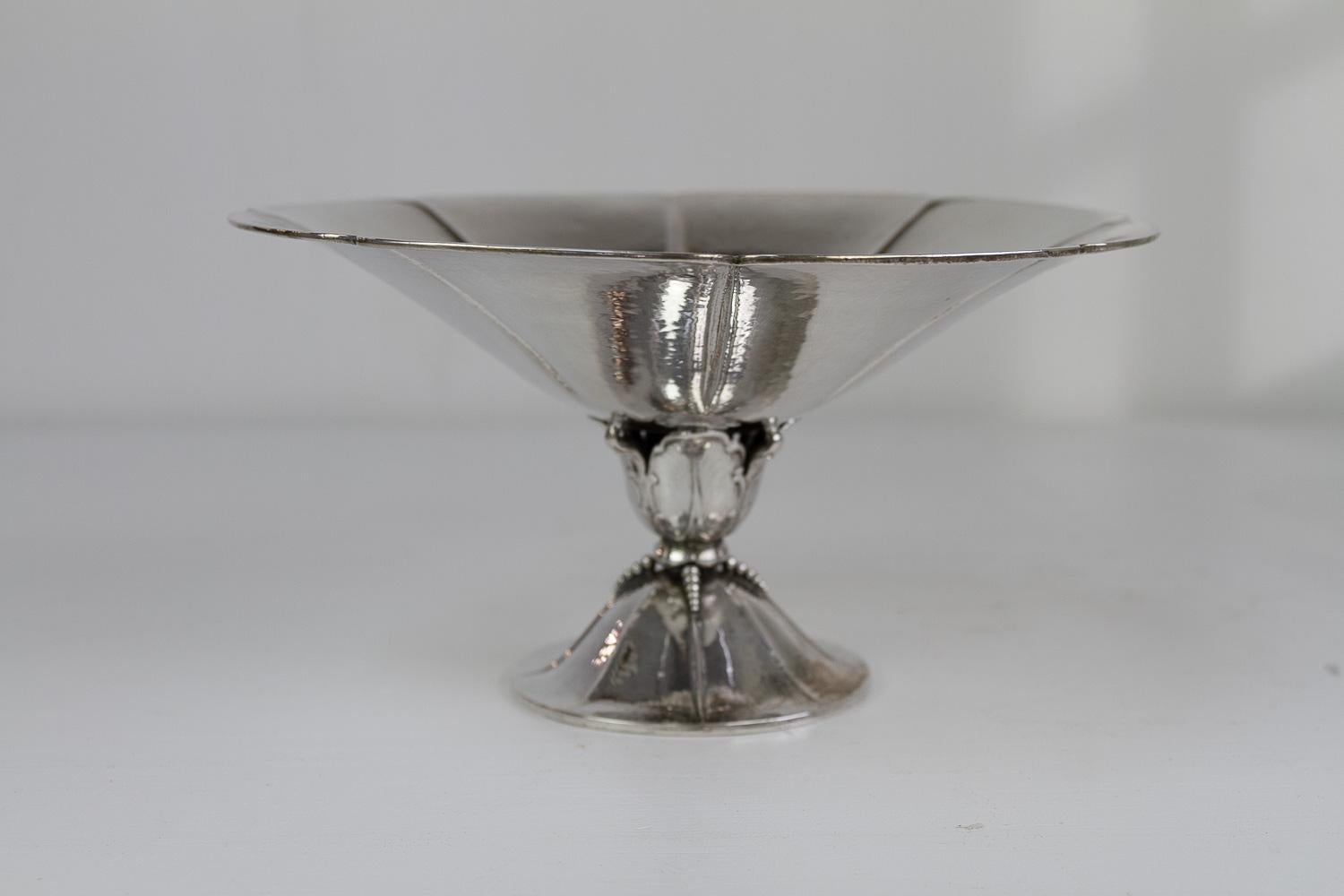 Antique Danish Silver Bowl, 1920s.

Elegant bowl in hammered silver made in Denmark in the 1920s. Originally used a sugar or candy bowl.

Stamped with three towers (made in Denmark of 830 silver) and 22 (made in the year 1922) underneath.
Also