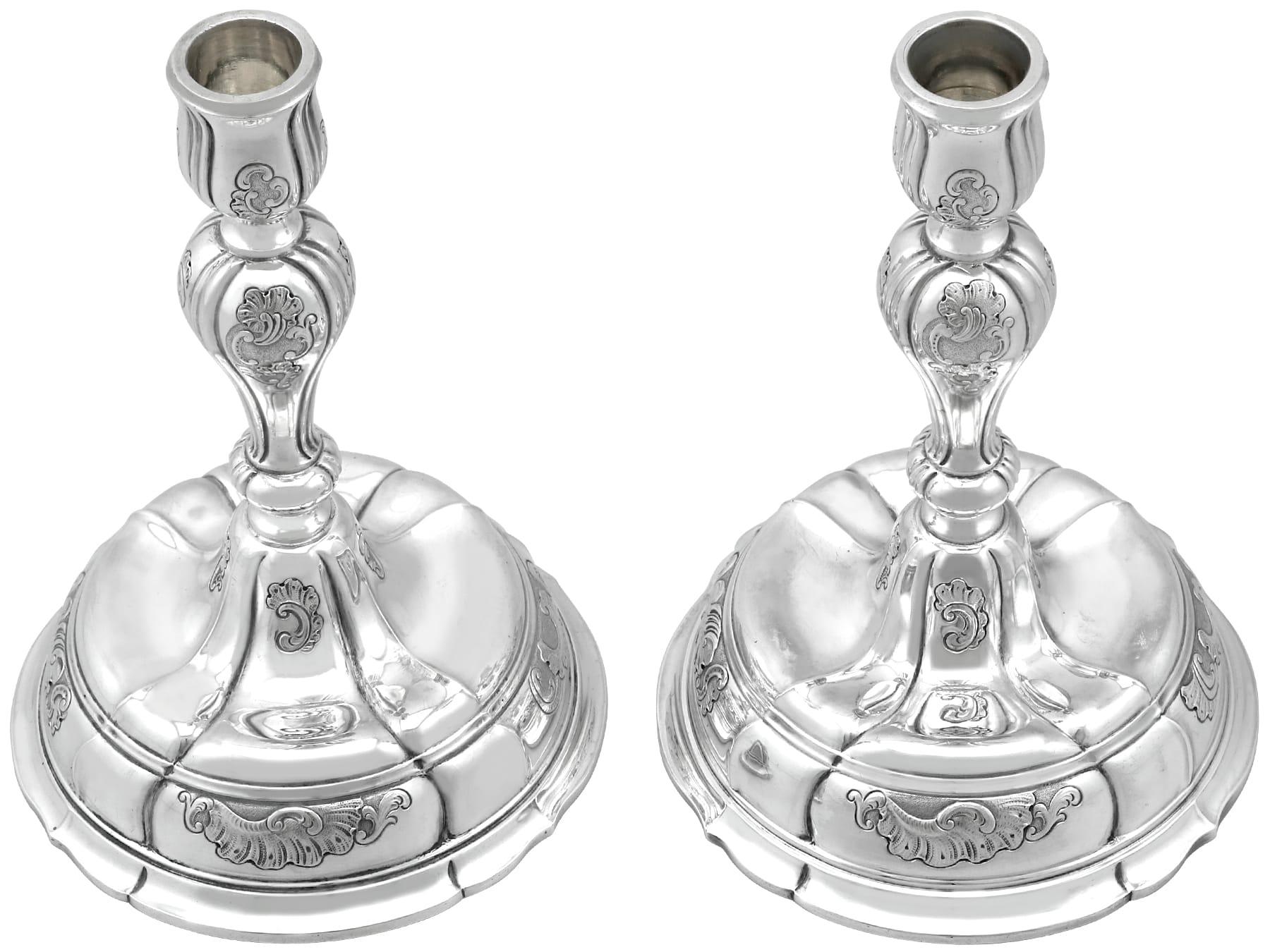 Ein außergewöhnliches, feines und beeindruckendes Paar antiker dänischer Silberleuchter von Georg Jensen; eine Ergänzung zu unserer Sammlung von Ziersilberwaren.

Diese außergewöhnlichen antiken dänischen Silberkerzenhalter haben eine