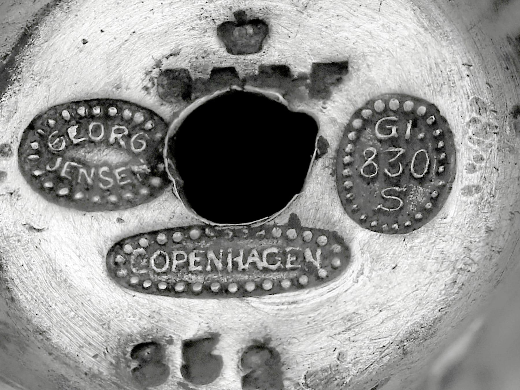 Antiker dänischer Silber-Kerzenhalter von Georg Jensen im Angebot 2