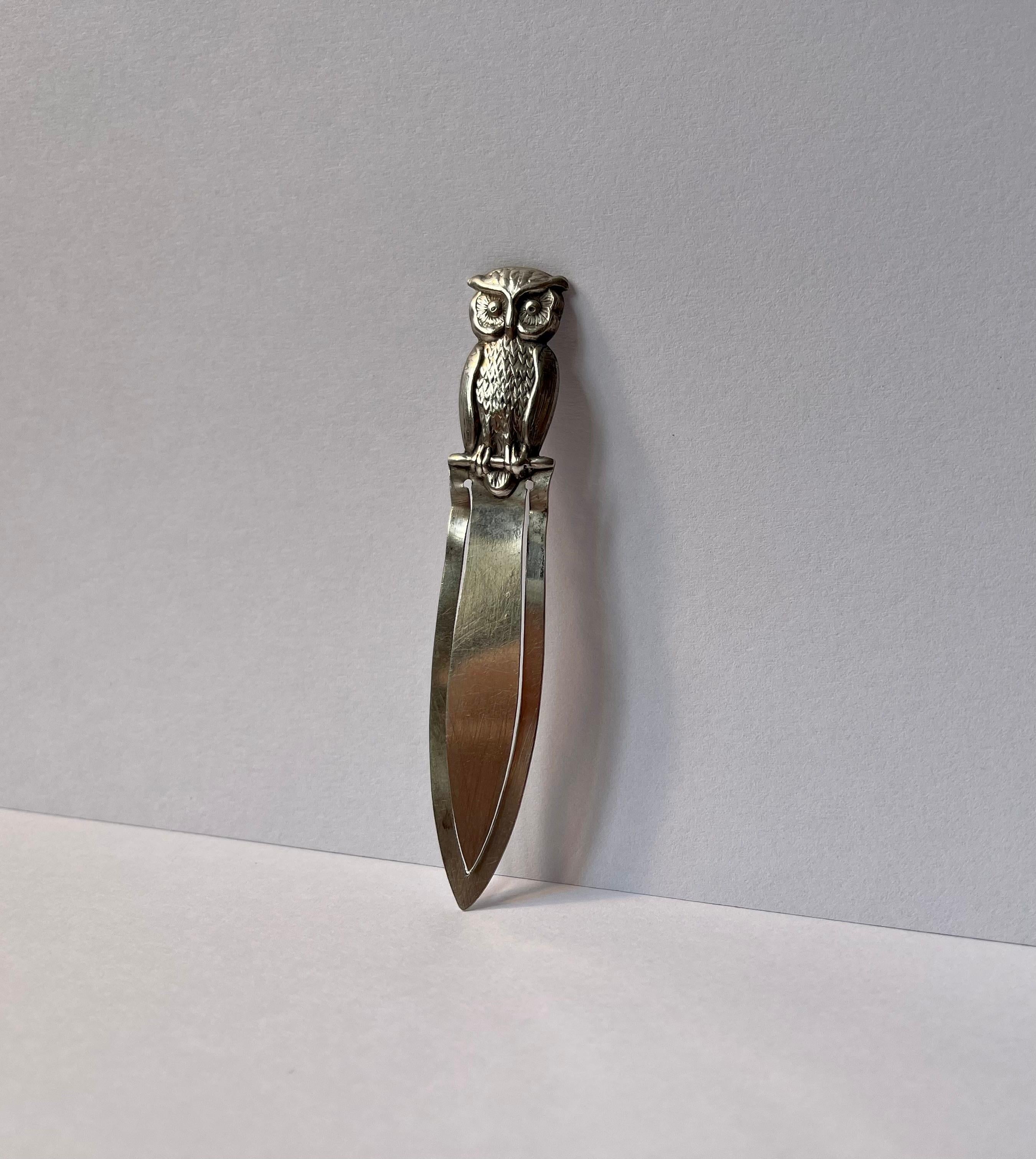Hugo Grün, ein renommierter Kopenhagener Silberschmied, fertigte dieses kleine praktische Luxus-Lesezeichen aus 830/1000 Silber. Feine geprägte Details und praktische Seitenhülle. Die Eule symbolisiert multikulturell innere Weisheit, Veränderung,