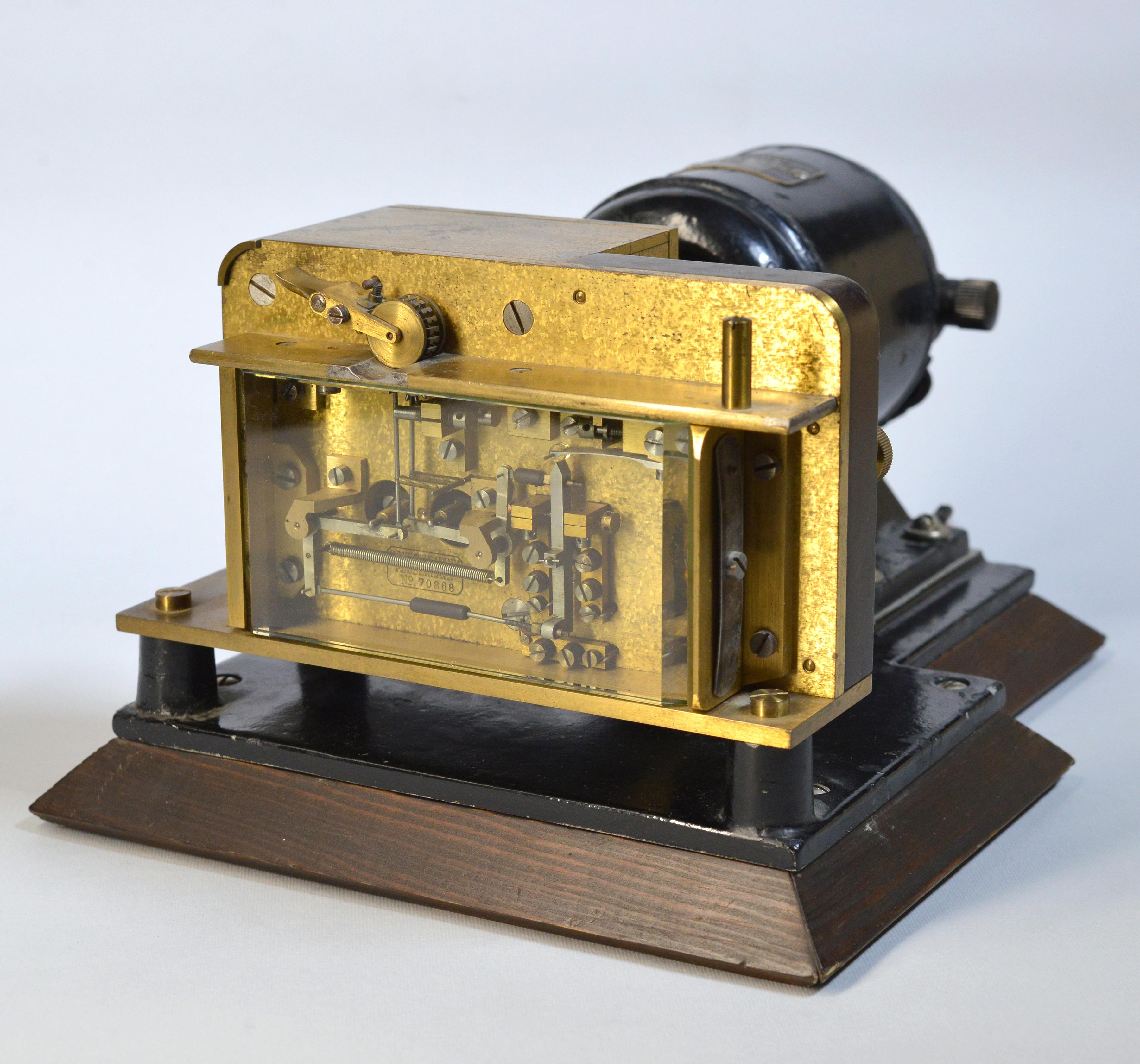 L'apparecchio telegrafico è stato realizzato all'inizio del XX secolo e dotato di motore elettrico (Fabrikant Elektromotor Fabrik) forse più tardi, verso il 1925.
Lo strumento in ottone e acciaio è una creazione all'avanguardia realizzata dai