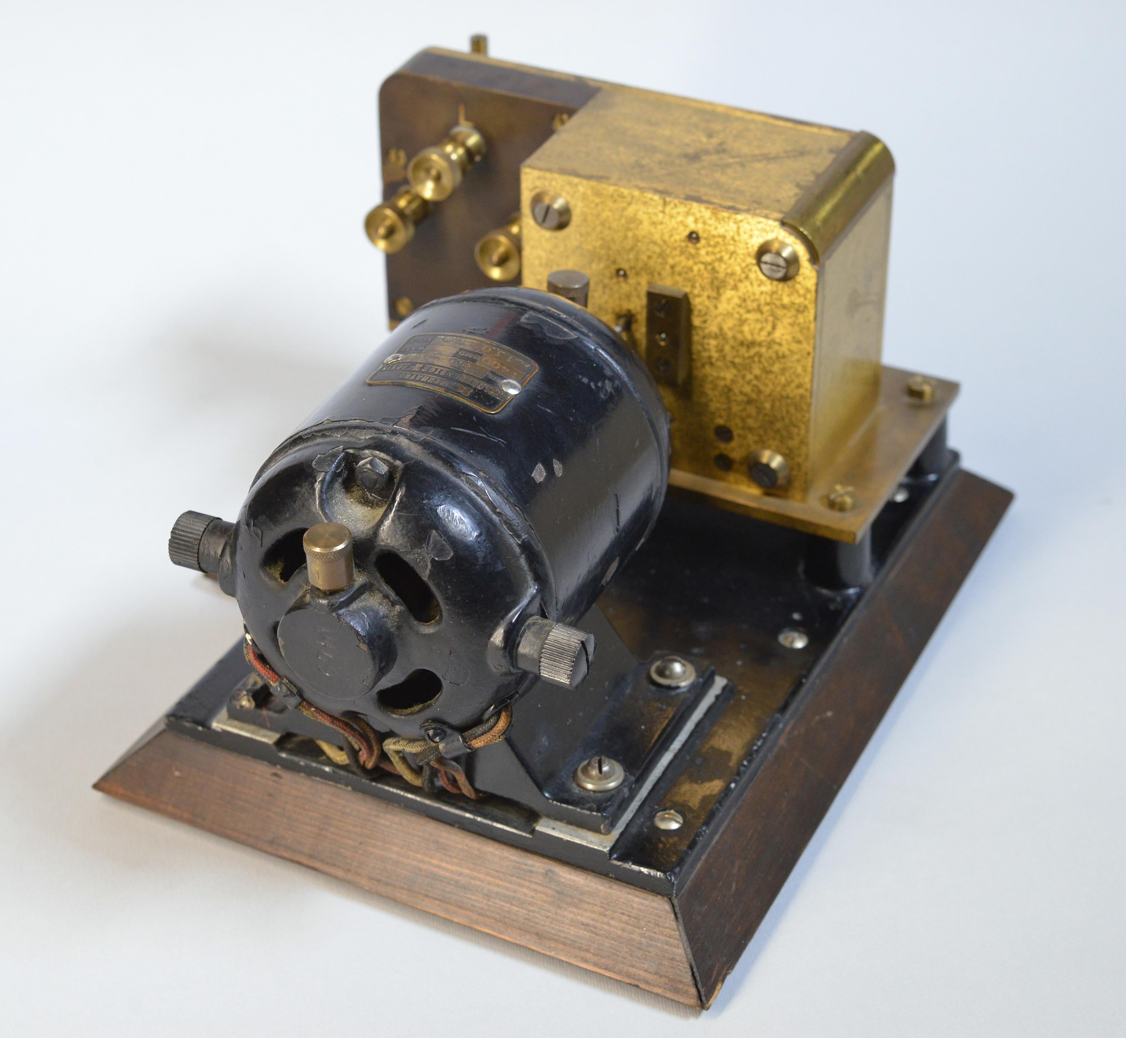 Art Déco Antico trasmettitore di telegrafo Morse SNTS Wheatstone danese con motore in vendita