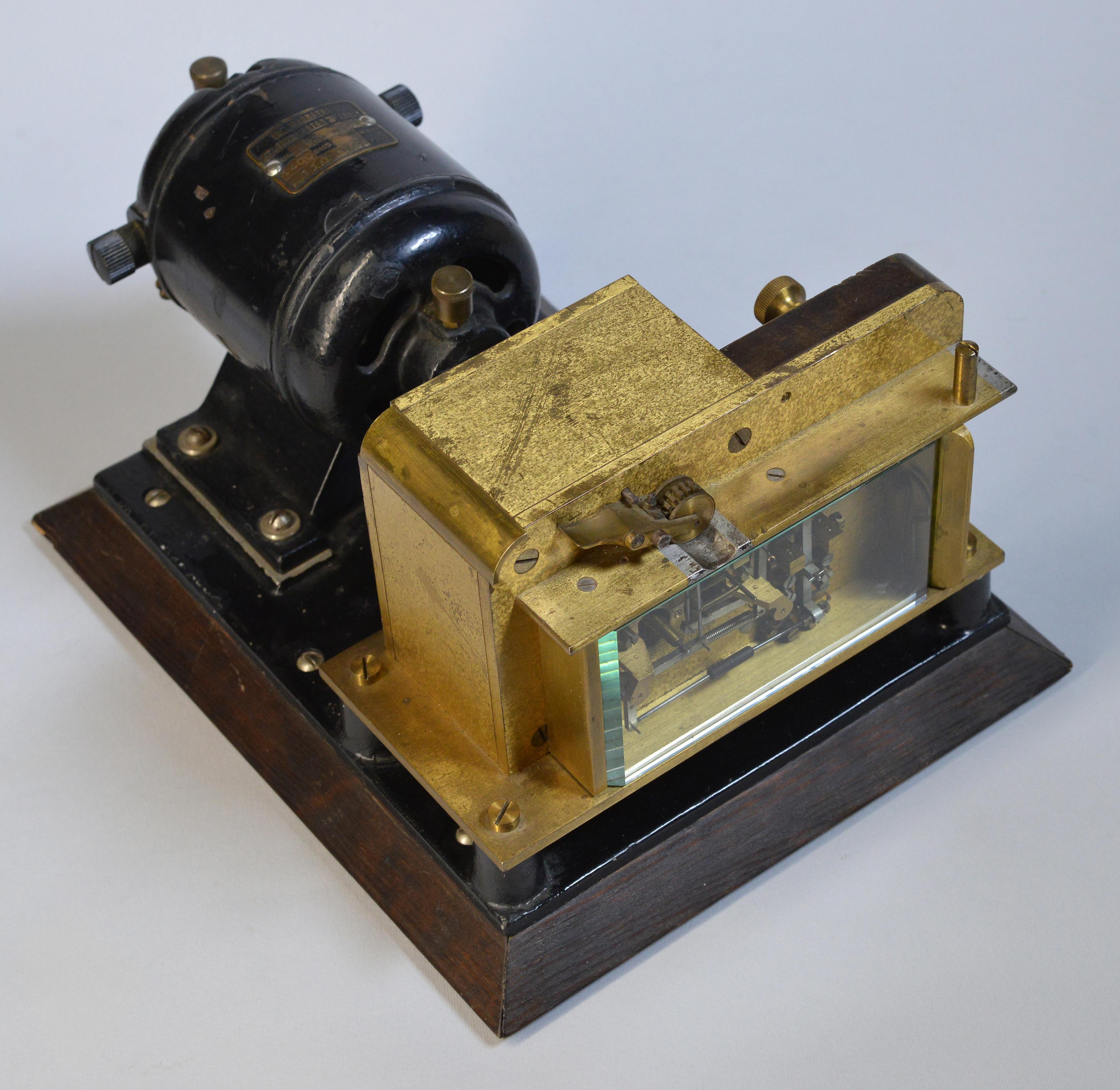 Fatto a mano Antico trasmettitore di telegrafo Morse SNTS Wheatstone danese con motore in vendita