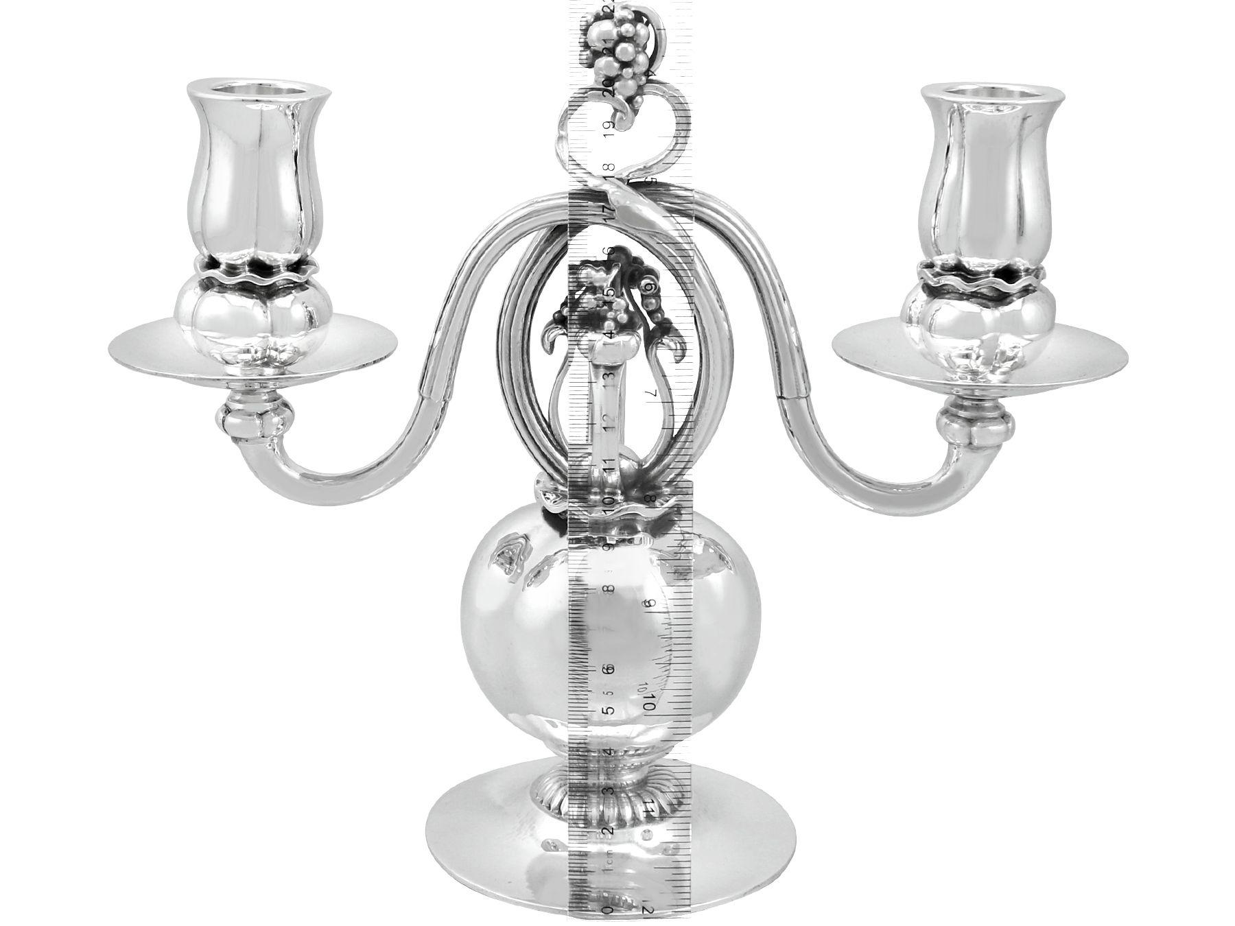 Antiker dänischer zweiflammiger Kandelaber aus Sterlingsilber von Georg Jensen im Angebot 9