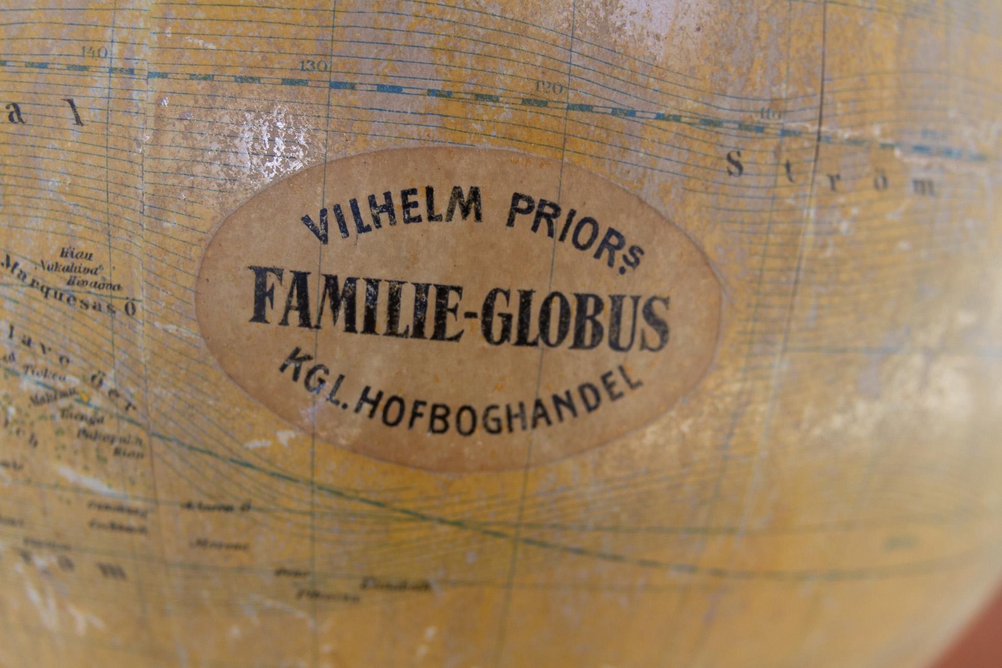 Bois Globe terrestre danois ancien, années 1900 en vente