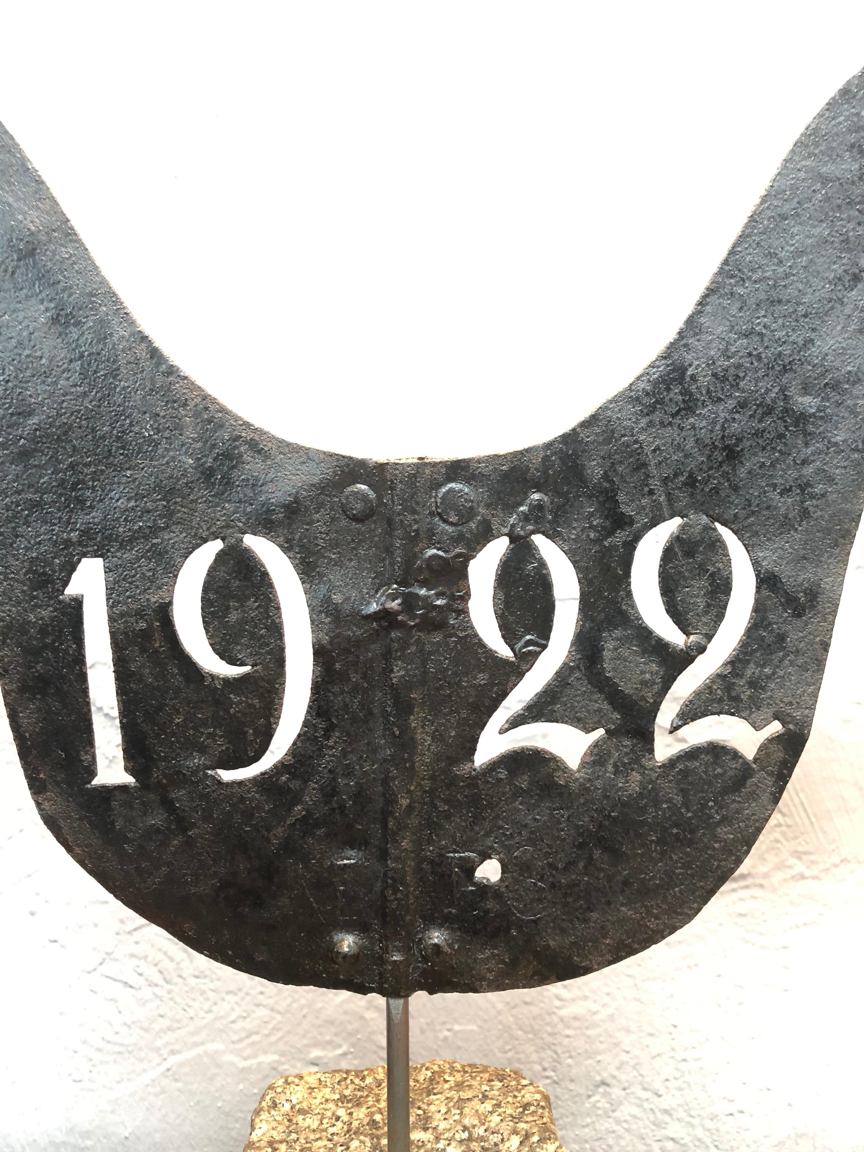 Eine sehr dekorative antike dänische Wetterfahne in Form eines Hahns. 
Hergestellt aus Stahlblech und datiert 1922. 
Die Oberfläche weist eine schöne Patina auf und ist auf einem Granitset montiert.