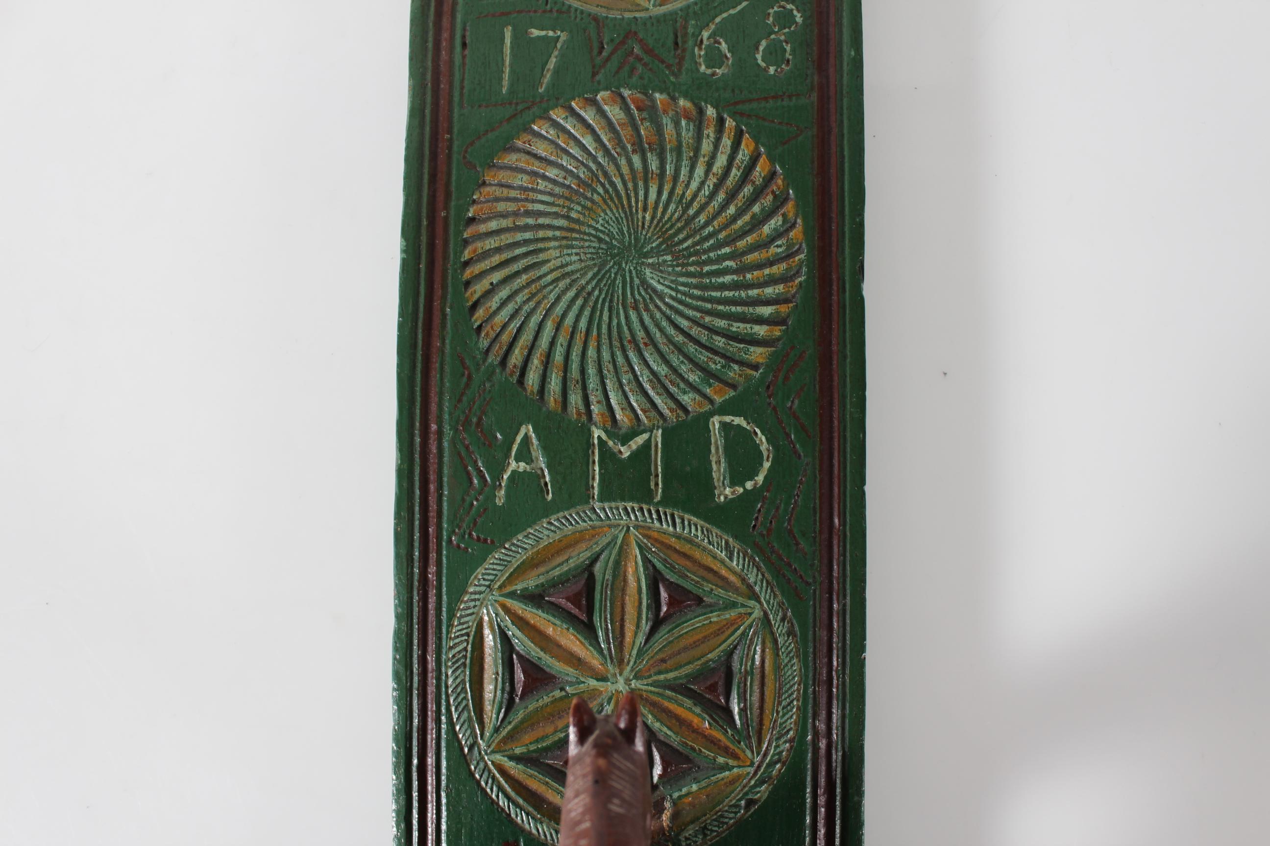 Antikes dänisches Mangle-Karton-Hochzeits-/ Liebesgeschenk aus Holz mit Pferd, datiert 1768 (Skandinavisch) im Angebot