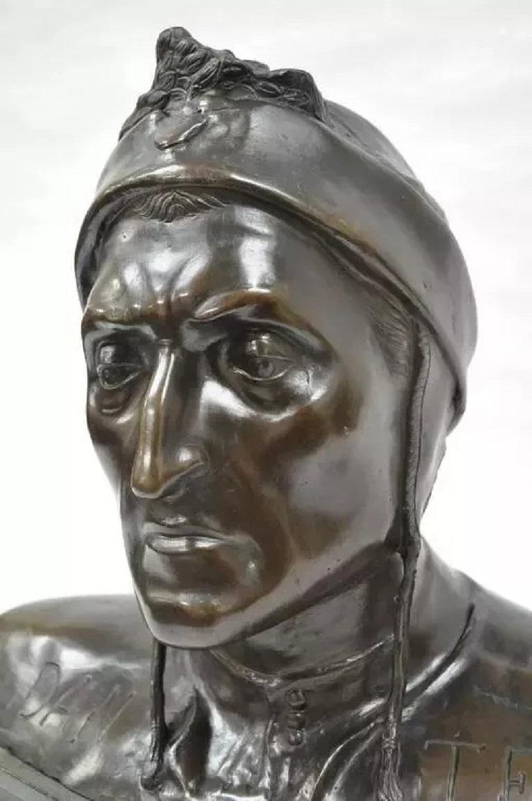 Antique Dante Alighieri Grand Tour Bronze Buste Sculpture Statue sur socle en marbre. L'objet se caractérise par une fonte de bronze fine, une belle patine, des détails remarquables, sur un socle en marbre à bord biseauté. Circa Early 20th Century.