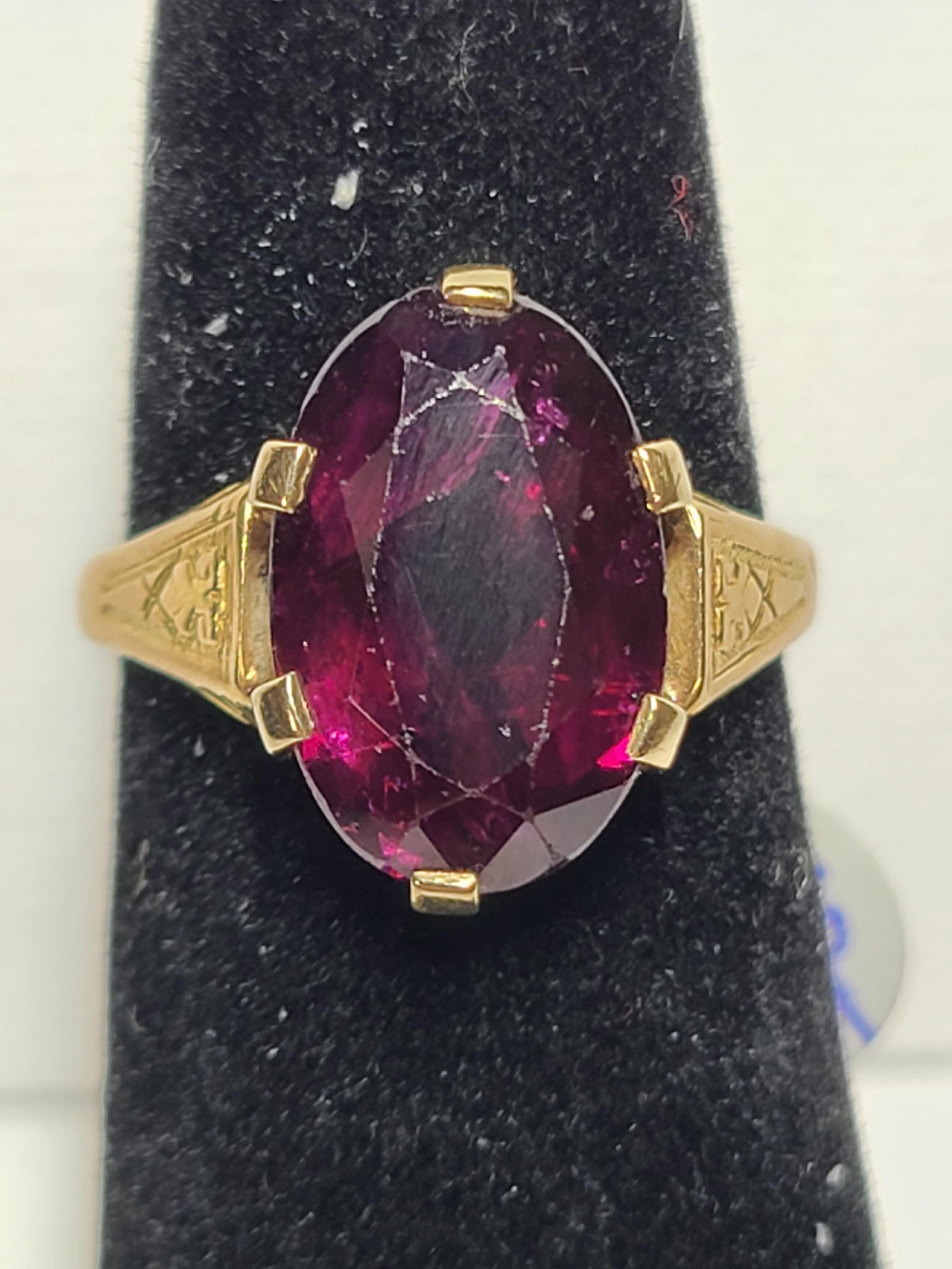 Antiker Ring aus 10 Karat Gelbgold mit dunklem Amethyst und natürlichem Stein. Größe 6. Gesamtgewicht von 4 Gramm. Der Stein misst 14x9mm.