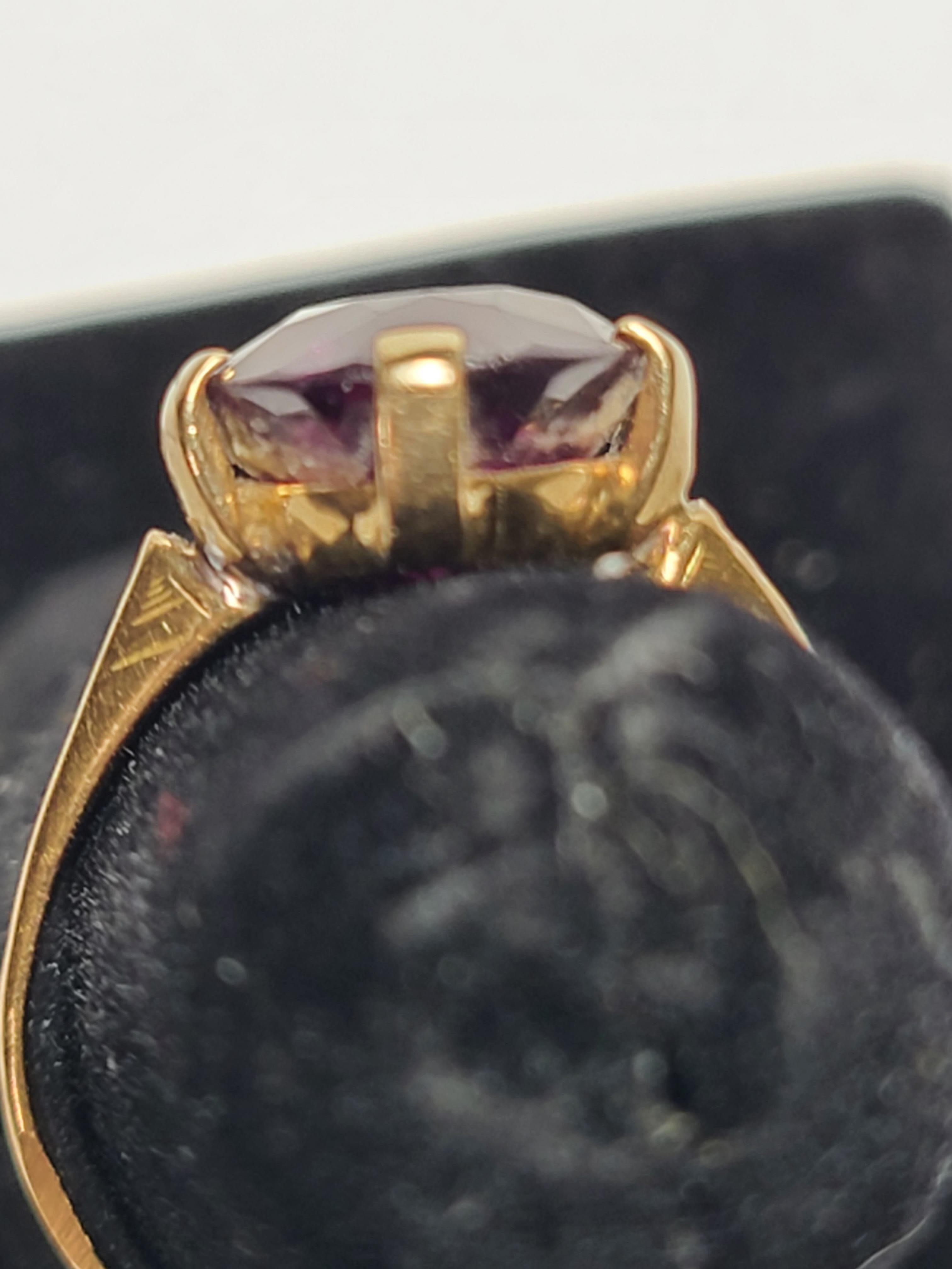 Antiker dunkler Amethystring mit natürlichem Stein (Ovalschliff)