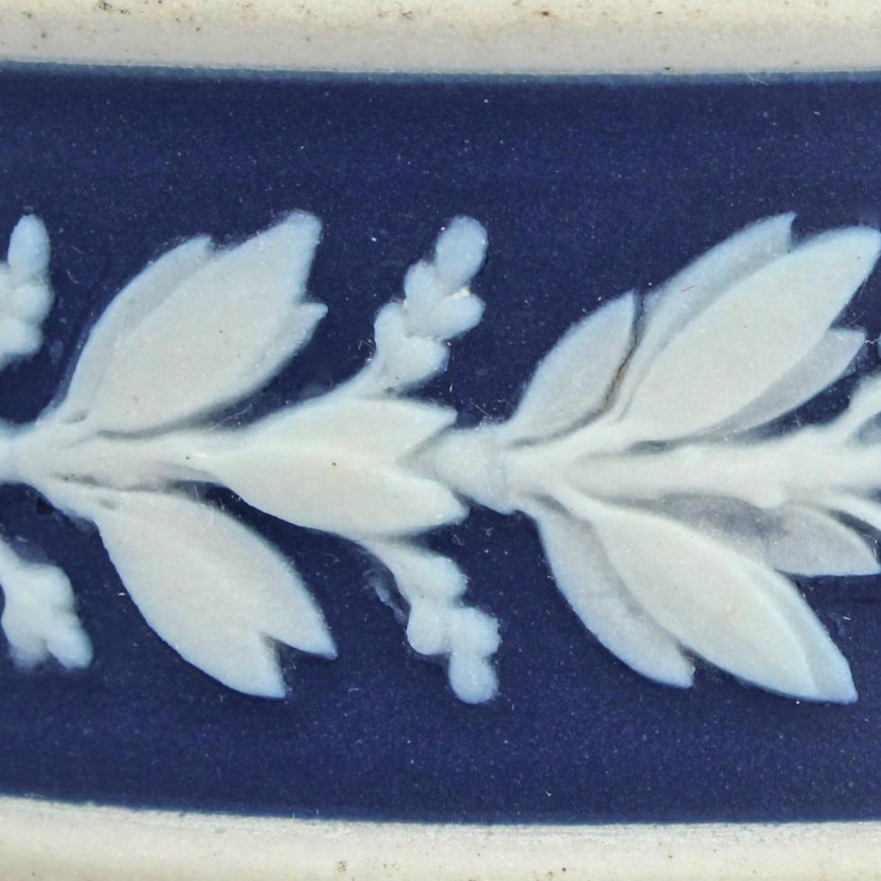 Néoclassique Ancienne boîte ronde couverte de jaspe bleu foncé Wedgwood  en vente