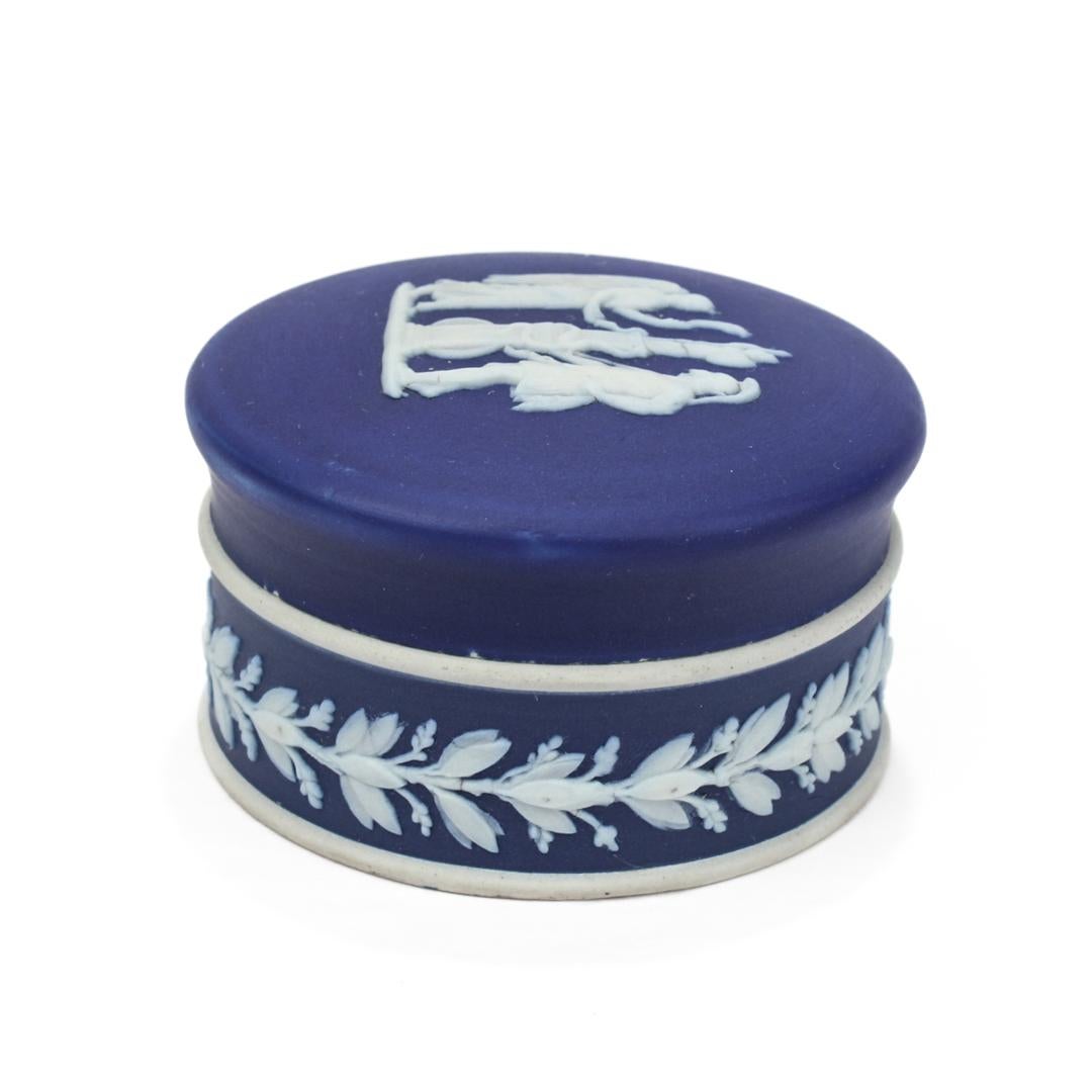 Britannique Ancienne boîte ronde couverte de jaspe bleu foncé Wedgwood  en vente