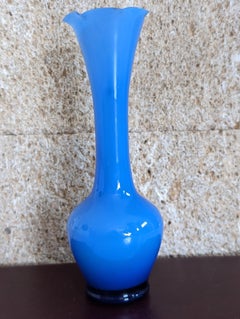 Ancien vase en opaline bleu foncé du milieu du 20e siècle