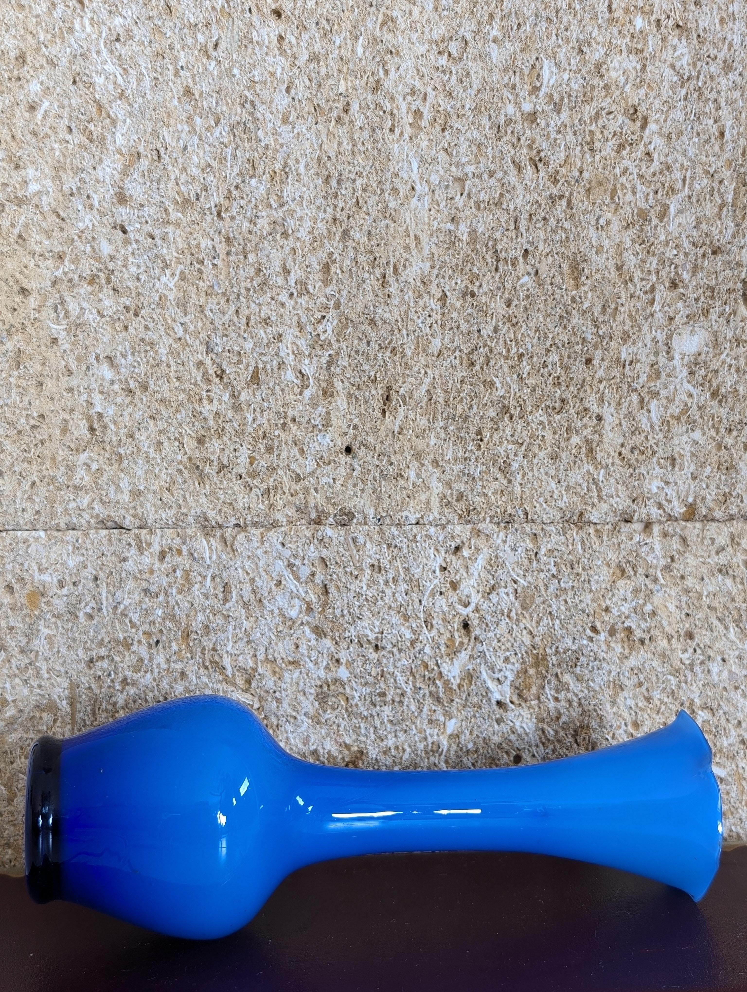 Vaso opalino antico blu scuro della metà del XX secolo In condizioni buone in vendita a Jersey City, NJ