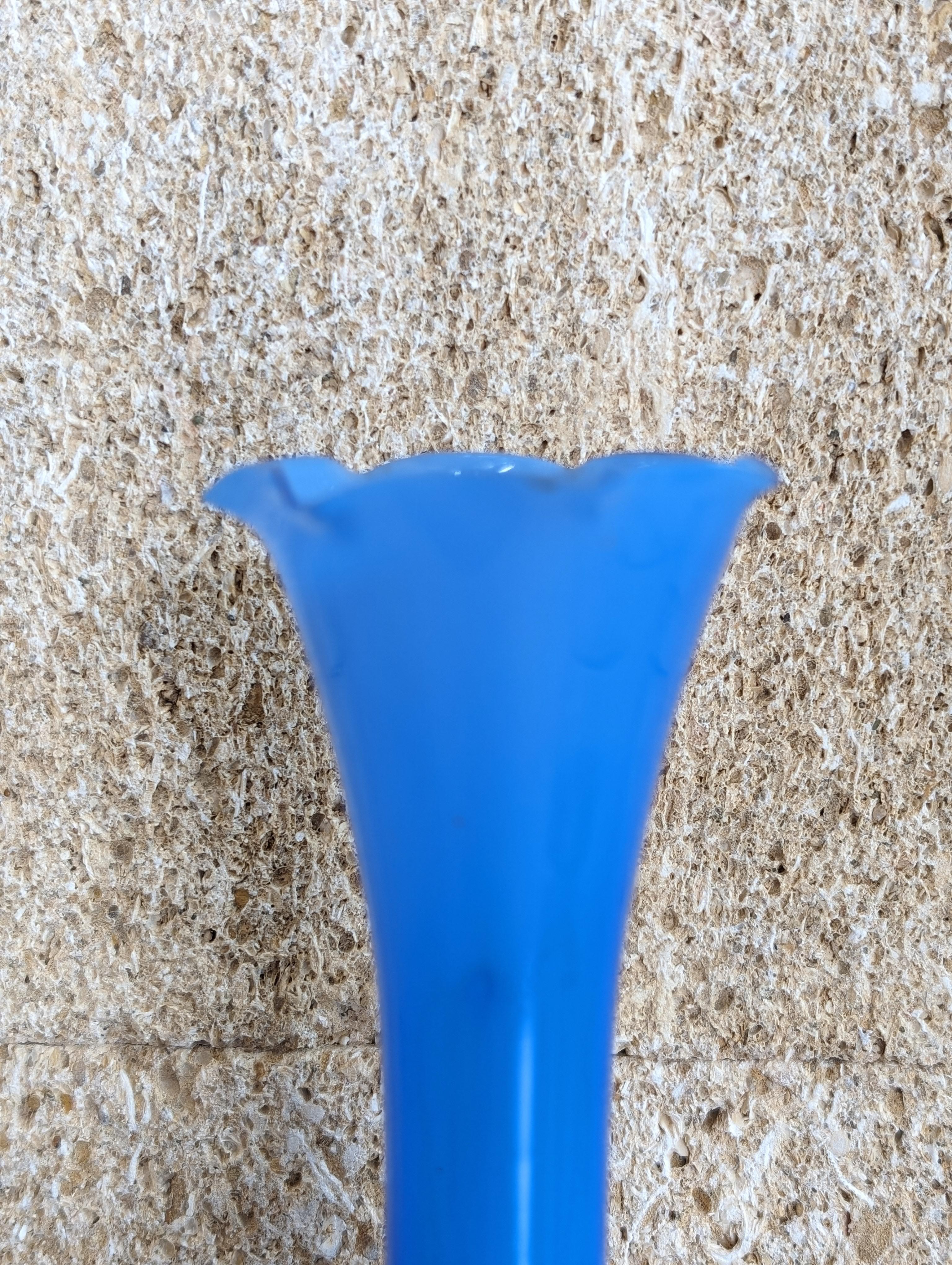 Vetro opalino Vaso opalino antico blu scuro della metà del XX secolo in vendita