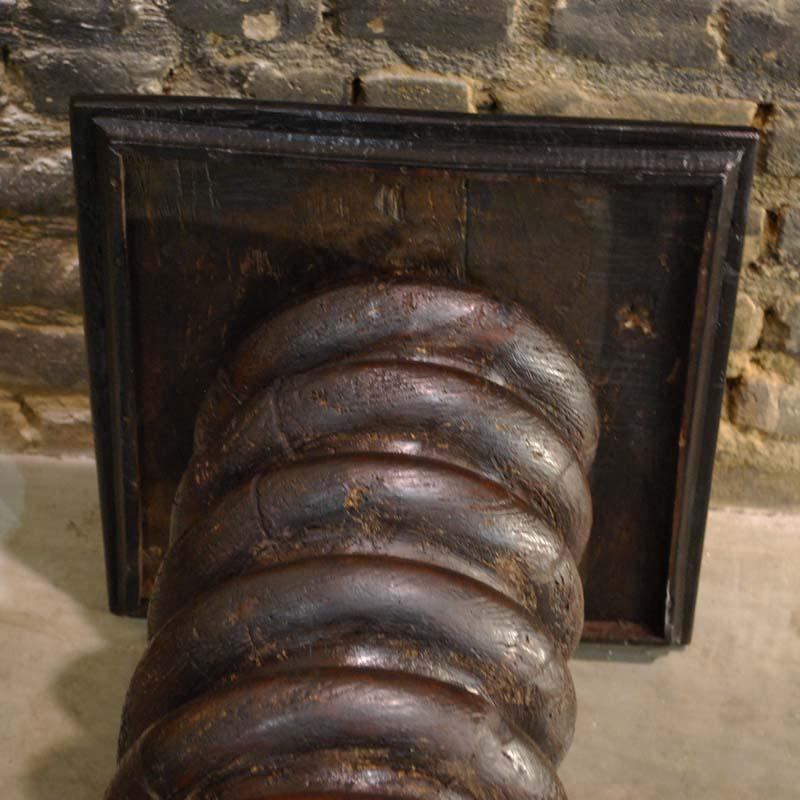Piedistallo antico a colonna ritorta in pino marrone scuro e mogano in vendita 5