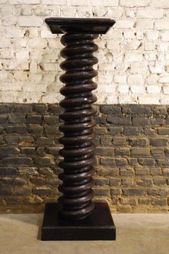 Pédestal à colonne torsadée en pin et acajou brun foncé antique
