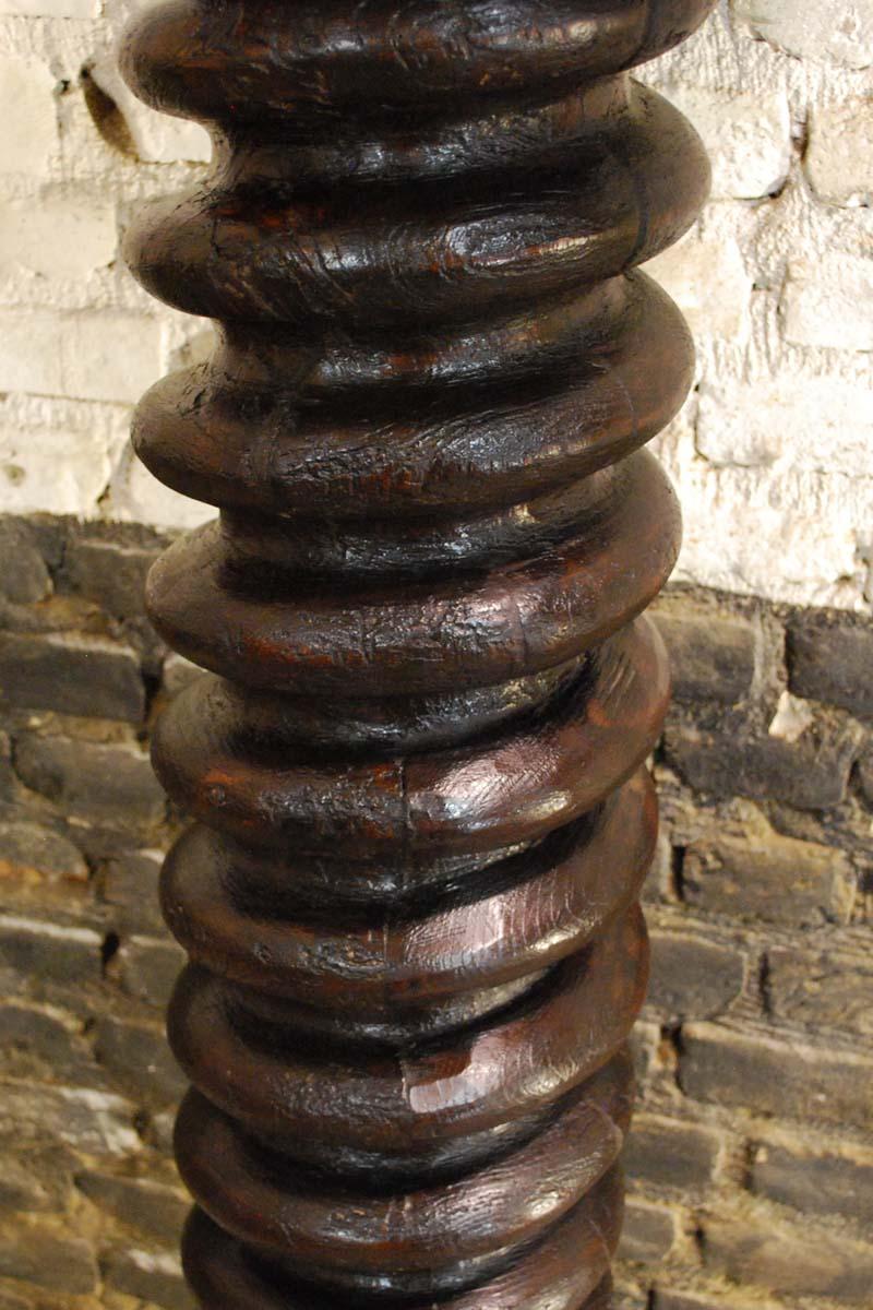 Antik Dunkelbraun Kiefer und Mahagoni Twisted Column Pedestal im Angebot 2