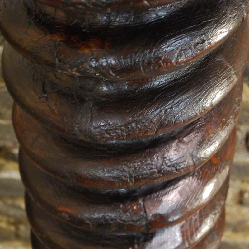 Pédestal à colonne torsadée en pin et acajou brun foncé antique en vente 2
