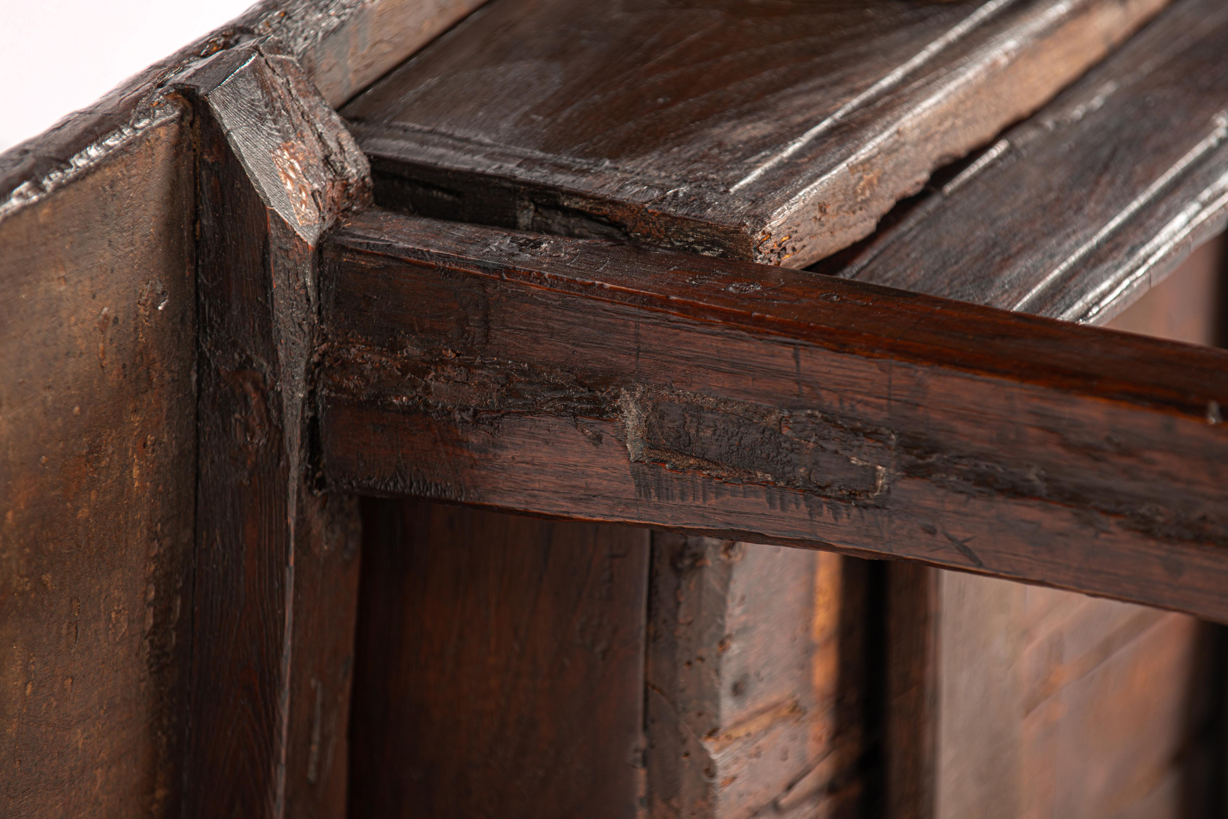 table basse en châtaignier massif espagnol antique brun foncé rustique avec  3 tiroirs en vente 3