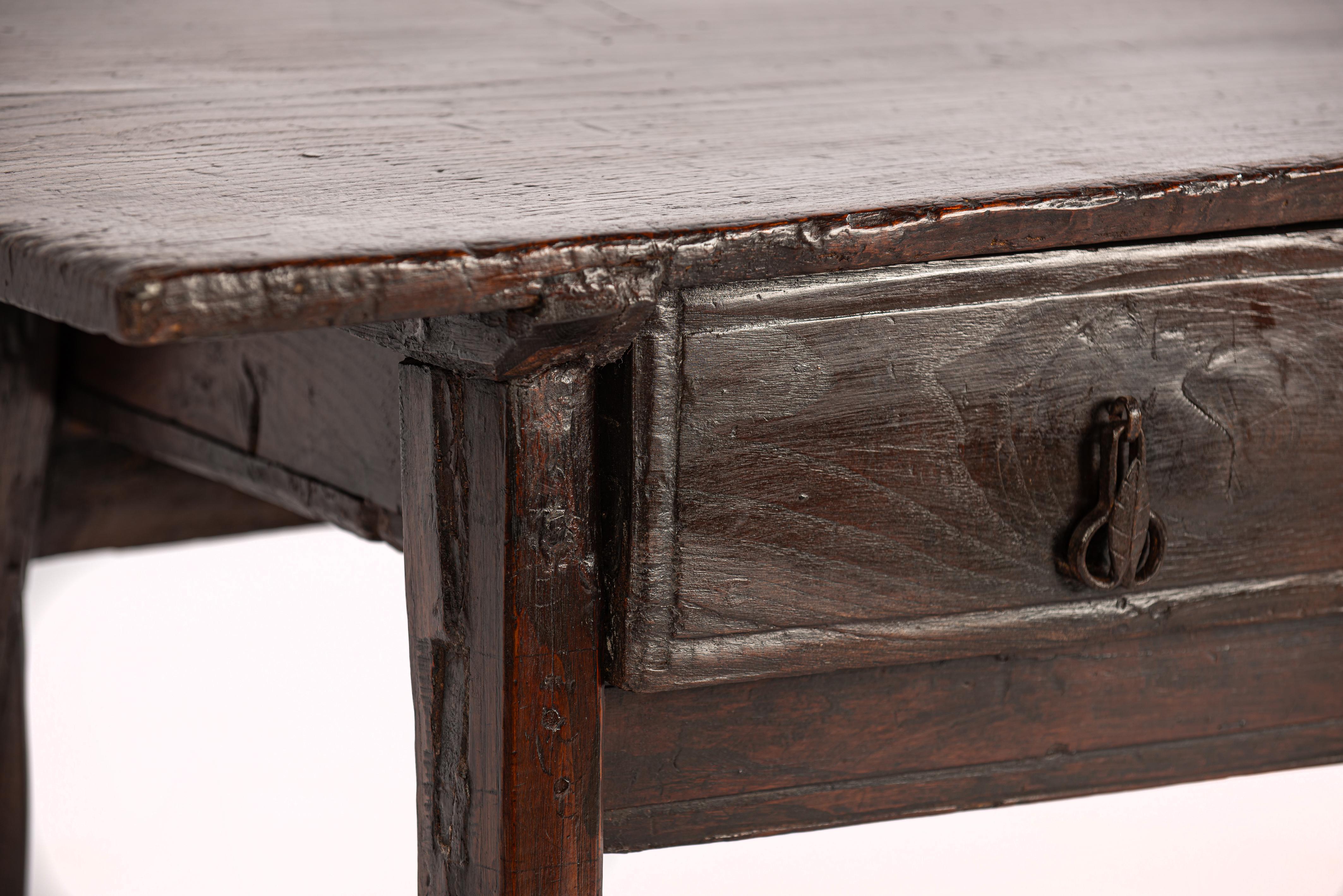 table basse en châtaignier massif espagnol antique brun foncé rustique avec  3 tiroirs en vente 4