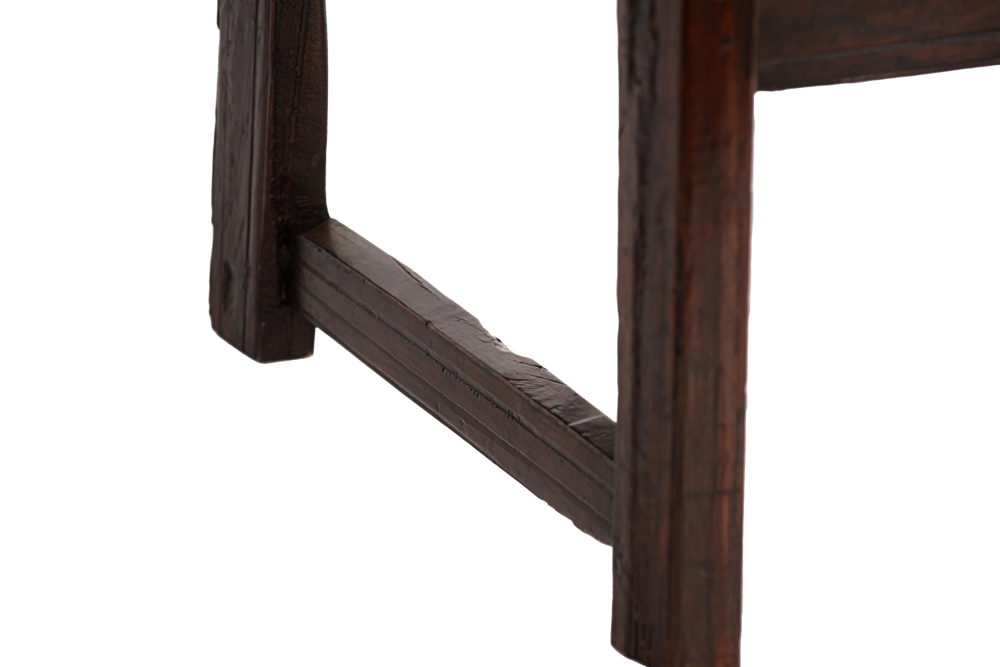 table basse en châtaignier massif espagnol antique brun foncé rustique avec  3 tiroirs en vente 5
