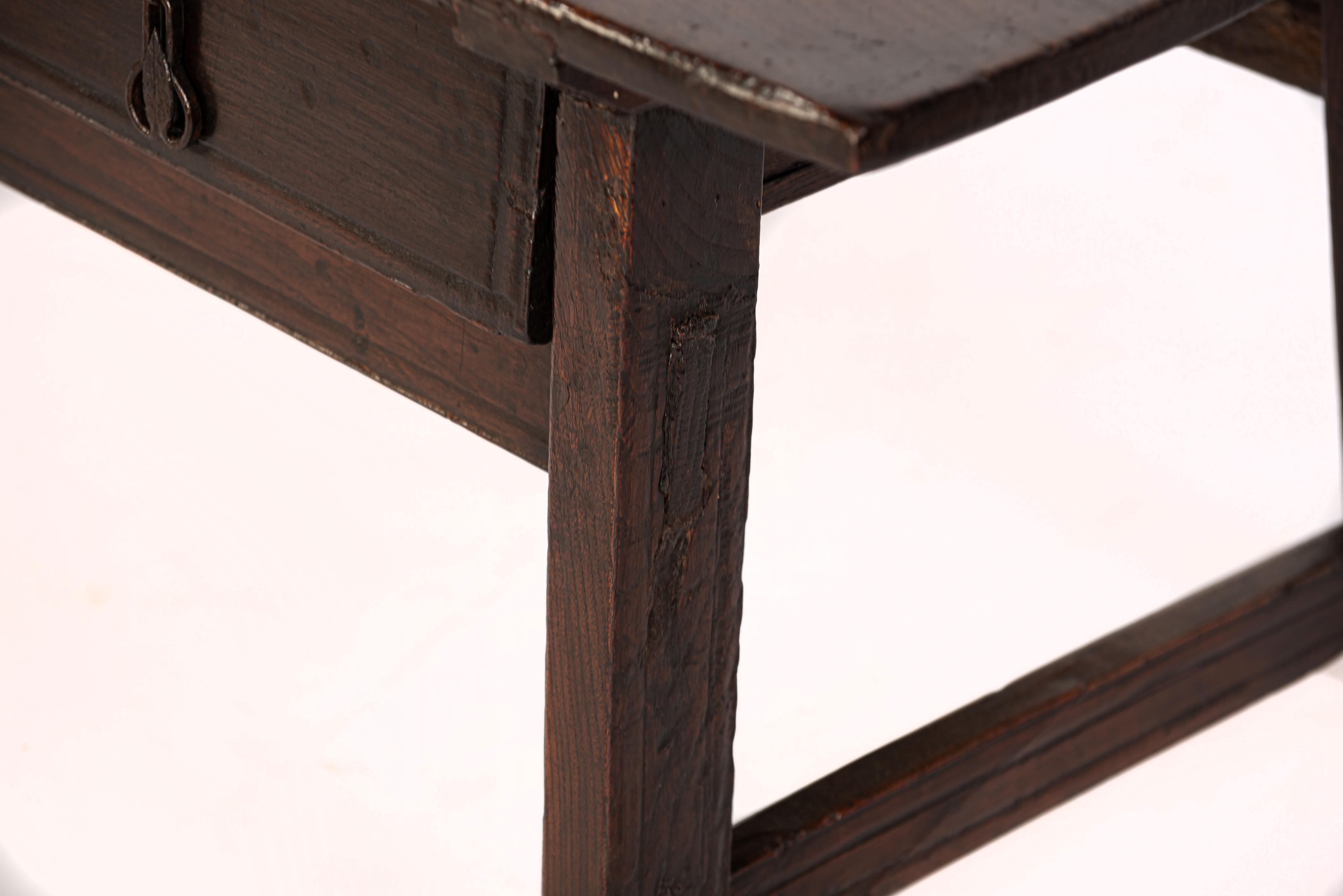 table basse en châtaignier massif espagnol antique brun foncé rustique avec  3 tiroirs en vente 6