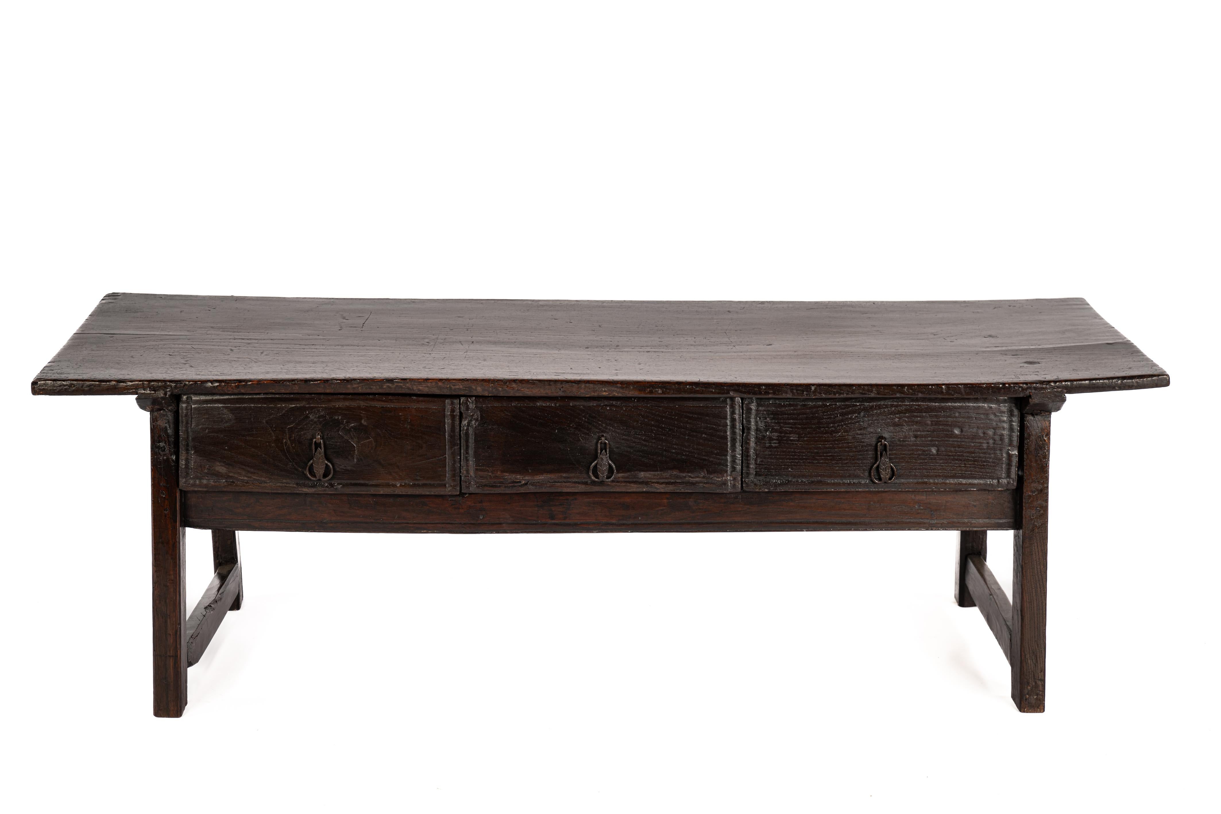 
Cette extraordinaire table basse provient de l'Espagne rurale et a été fabriquée vers 1720. Ce qui rend cette table vraiment unique, c'est que son plateau est fabriqué à partir d'une seule pièce de bois de châtaignier. D'une largeur de 23,8 pouces,