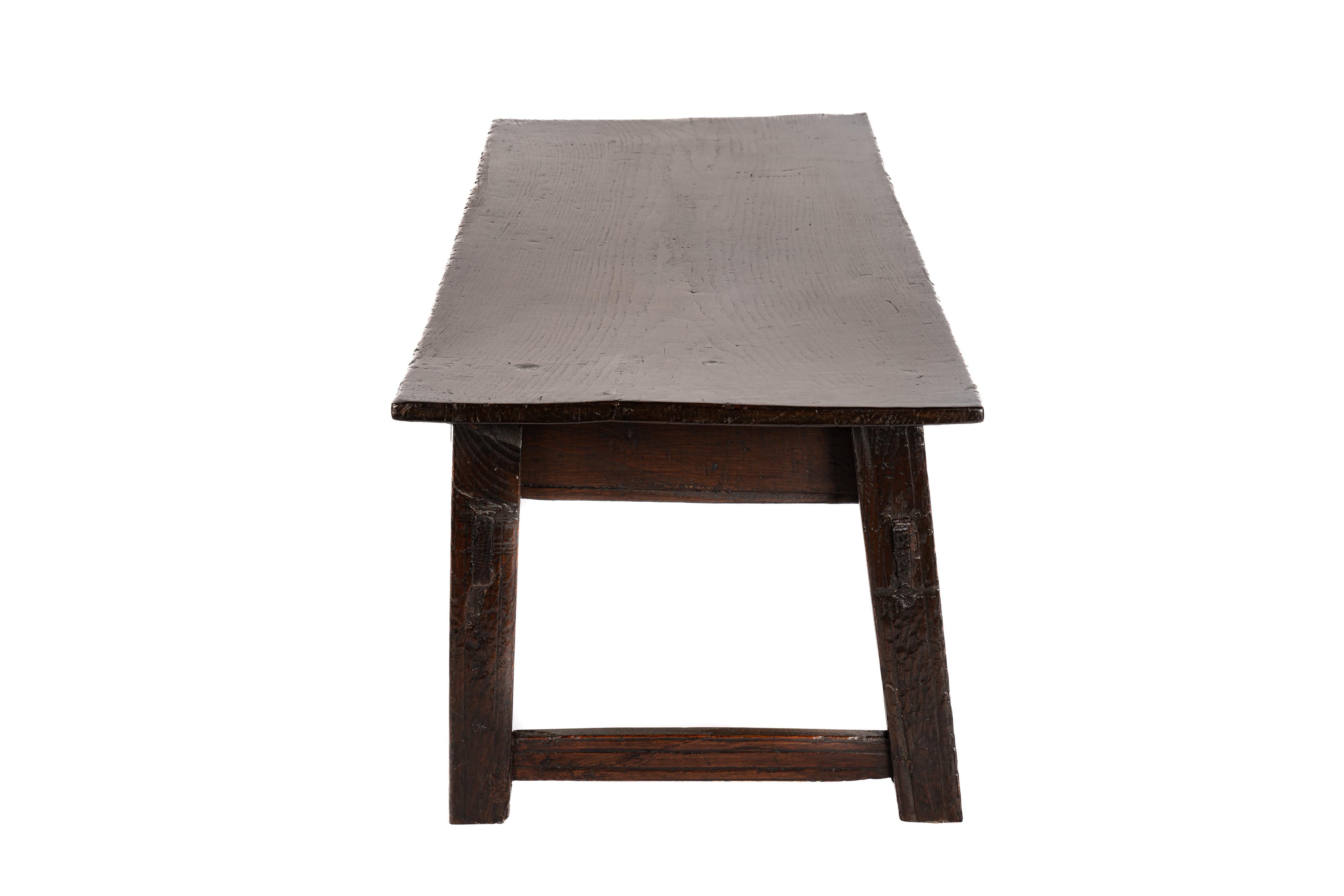 Espagnol table basse en châtaignier massif espagnol antique brun foncé rustique avec  3 tiroirs en vente