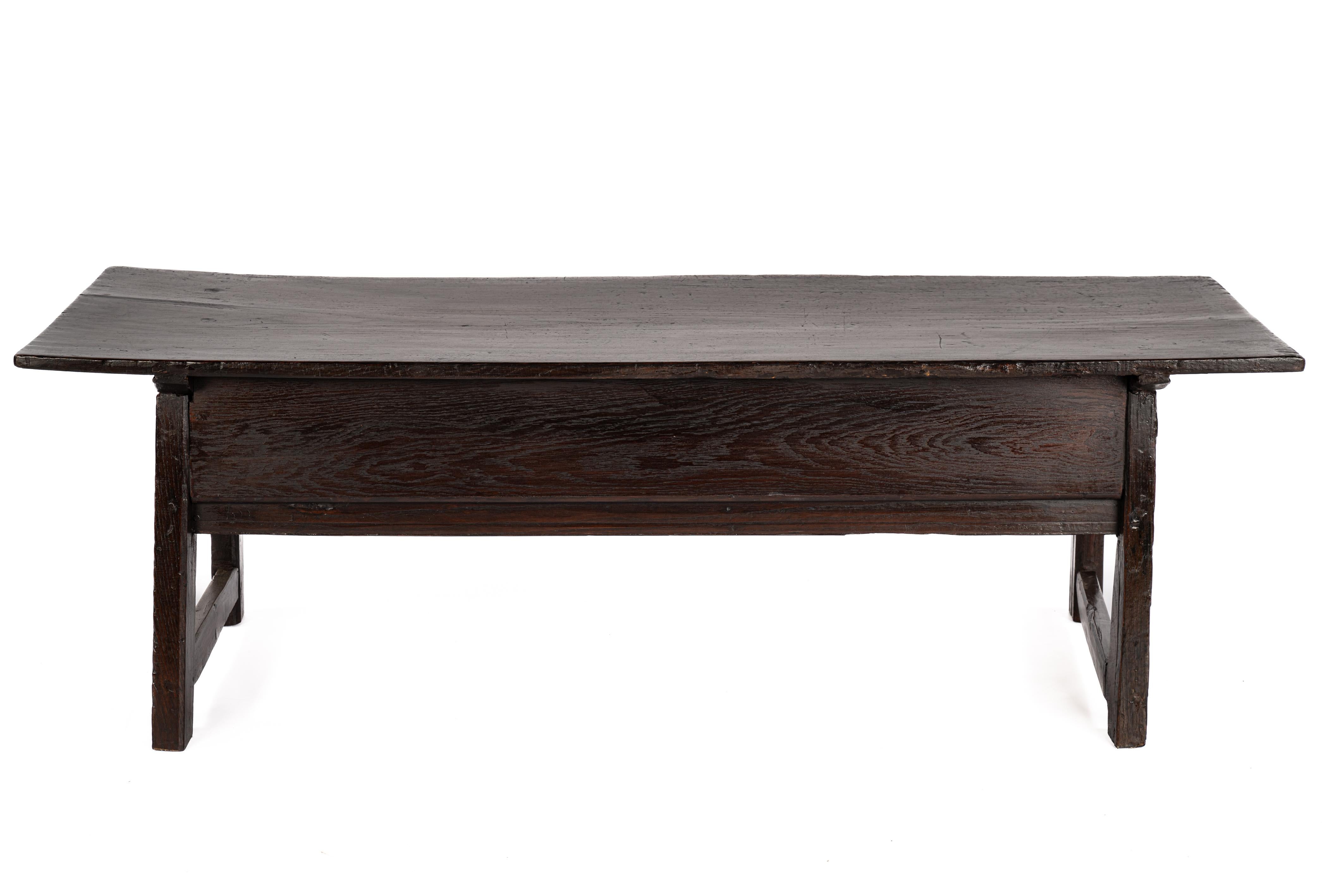 Sculpté à la main table basse en châtaignier massif espagnol antique brun foncé rustique avec  3 tiroirs en vente