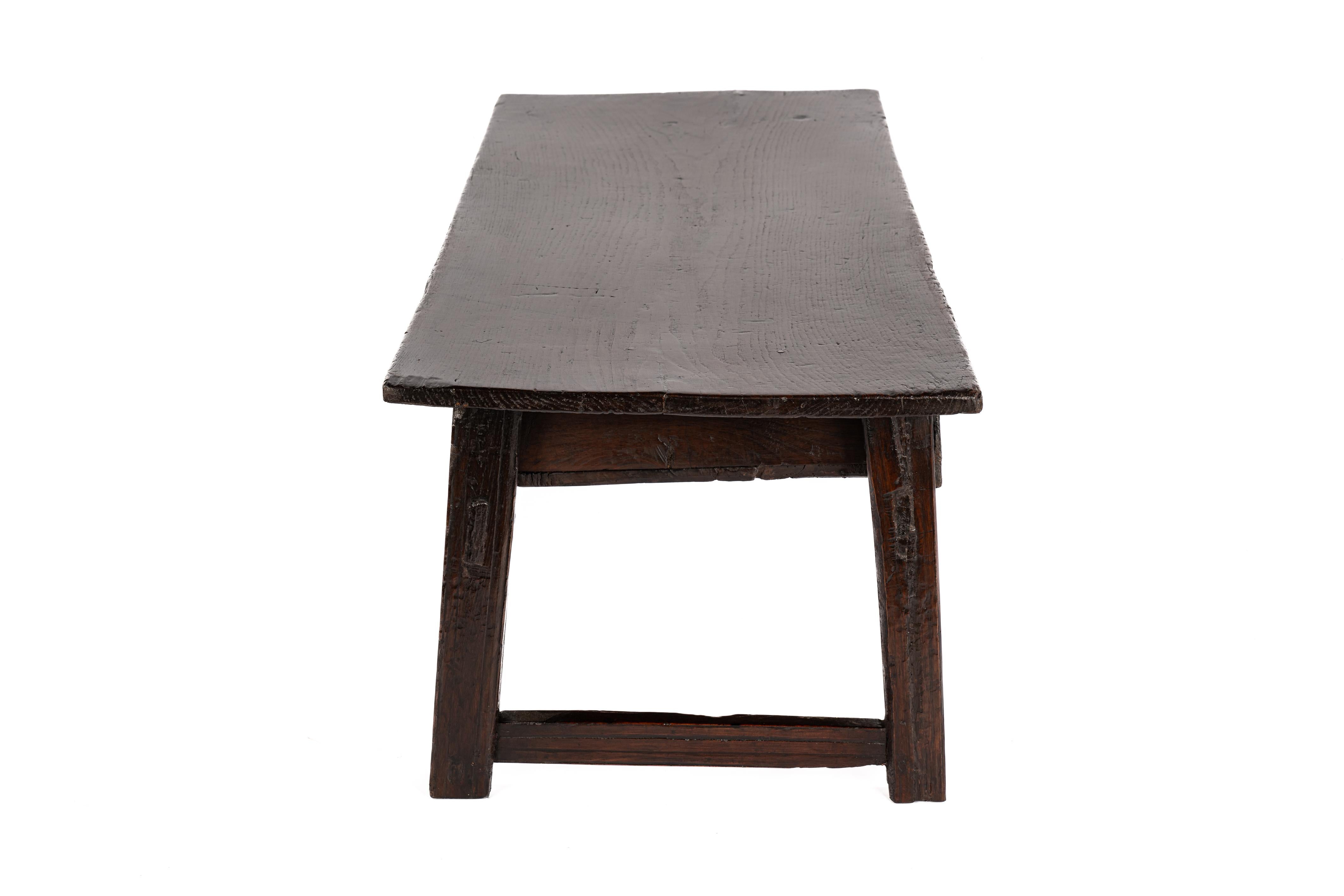 table basse en châtaignier massif espagnol antique brun foncé rustique avec  3 tiroirs Bon état - En vente à Casteren, NL