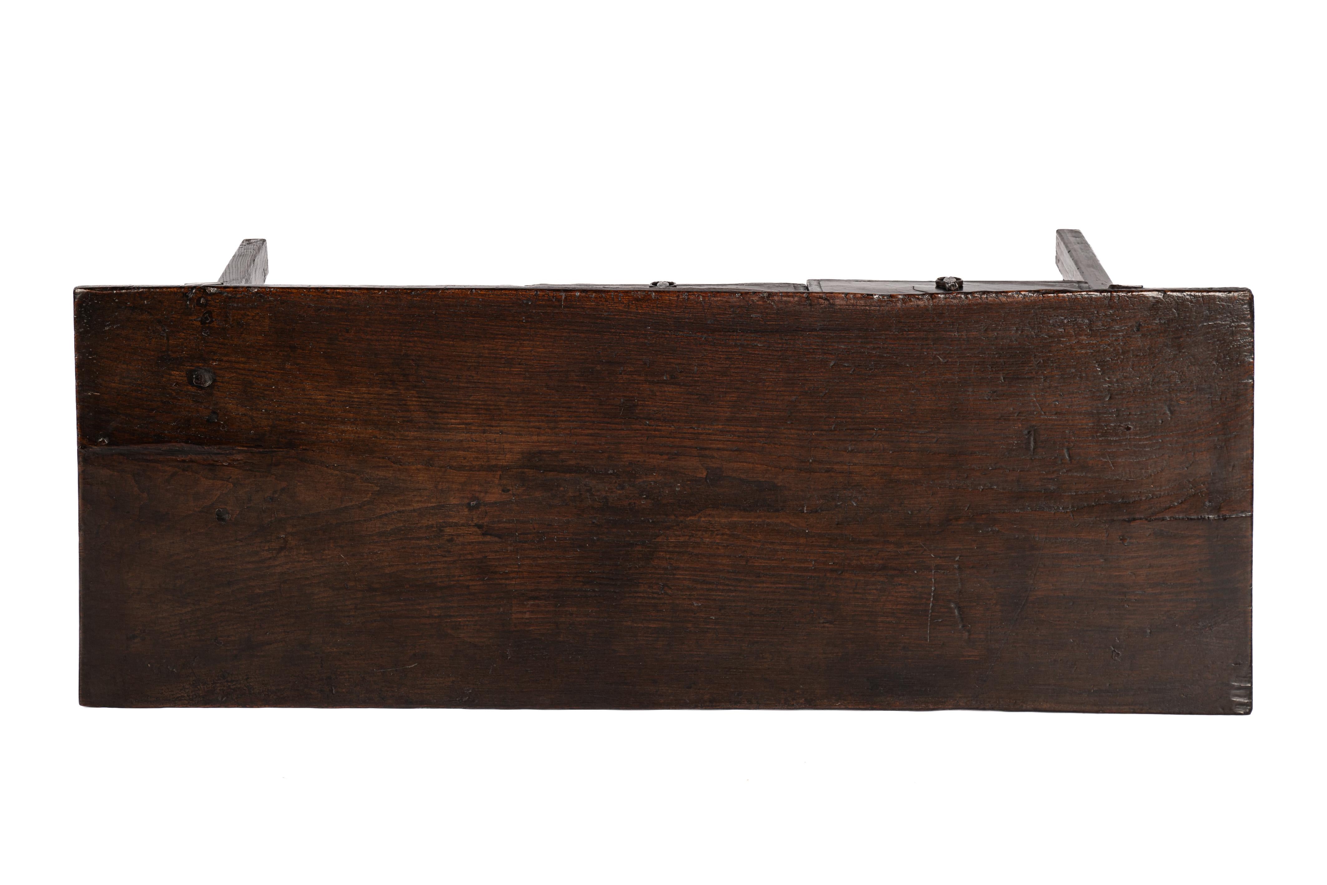 XVIIIe siècle table basse en châtaignier massif espagnol antique brun foncé rustique avec  3 tiroirs en vente