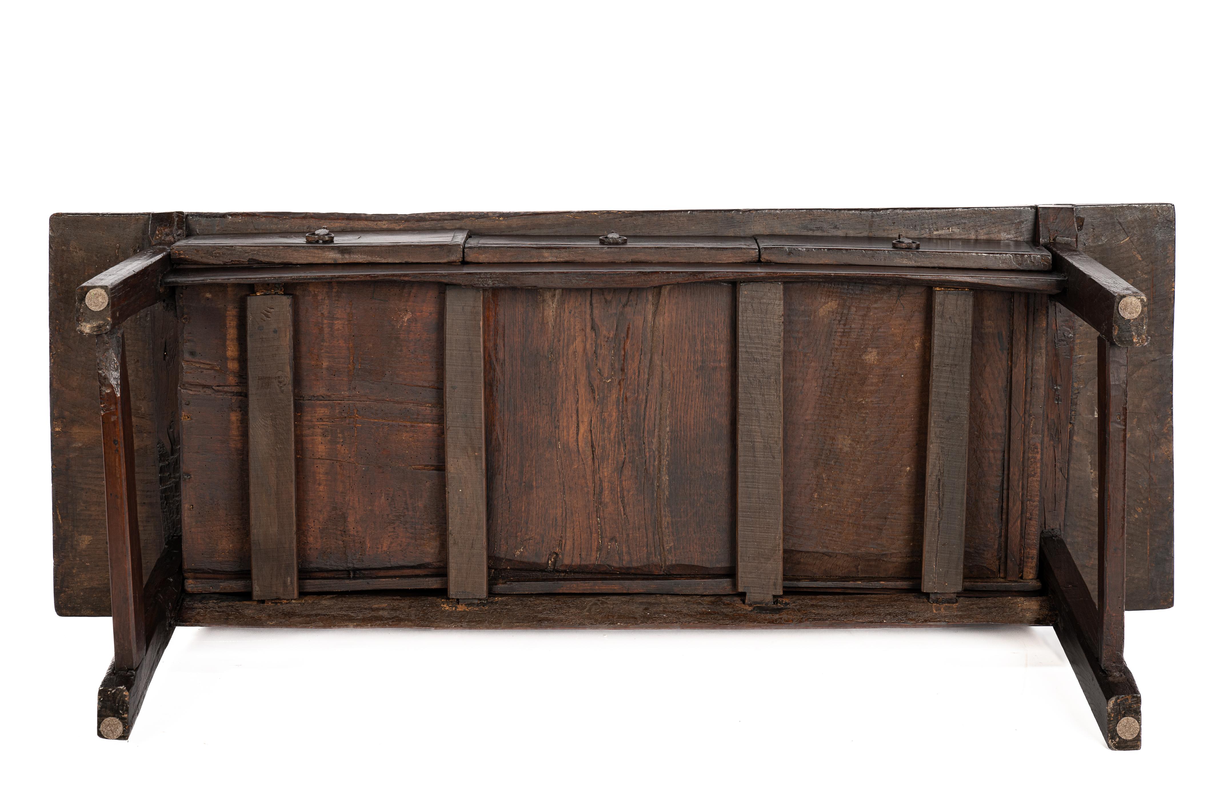 Acier table basse en châtaignier massif espagnol antique brun foncé rustique avec  3 tiroirs en vente