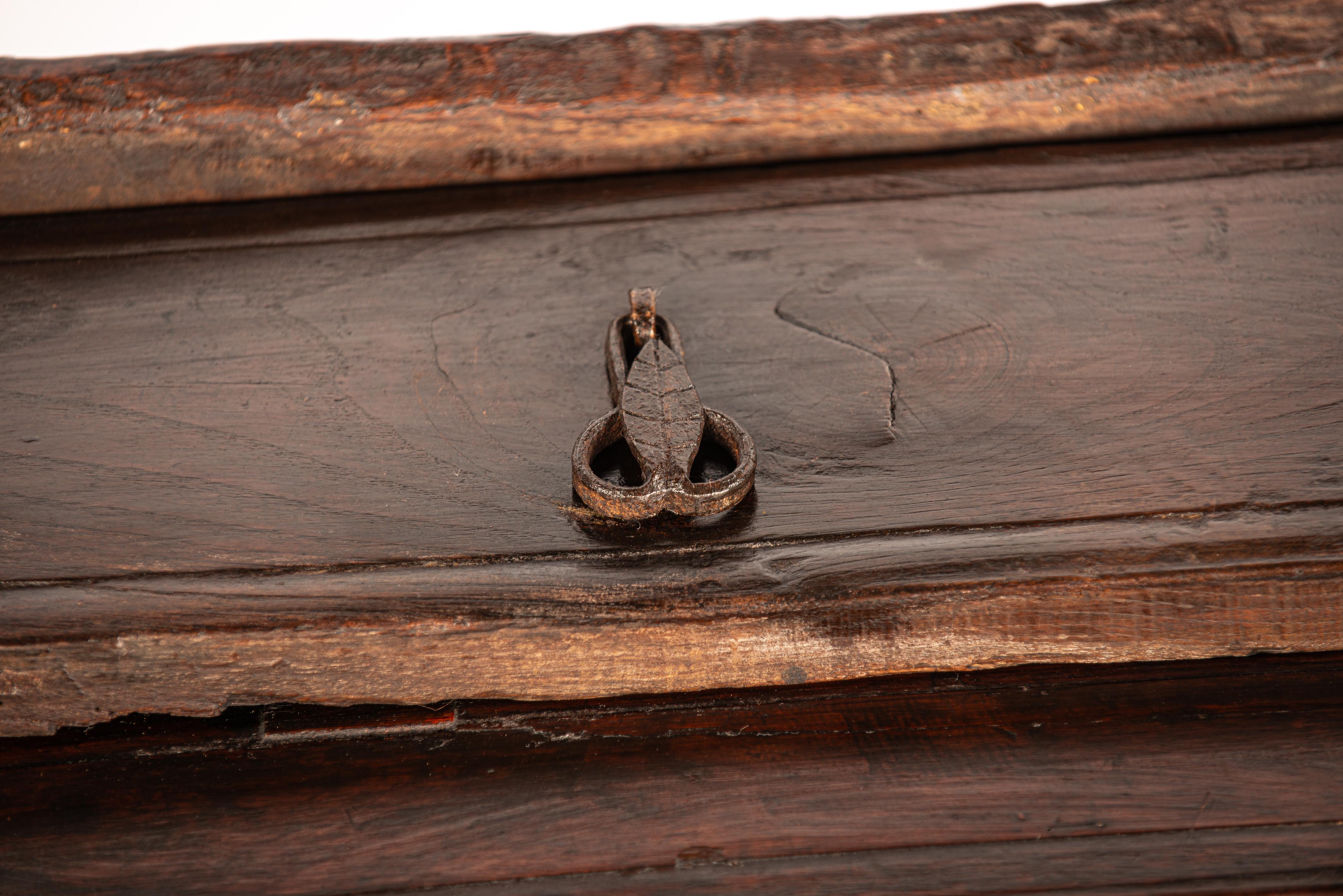 table basse en châtaignier massif espagnol antique brun foncé rustique avec  3 tiroirs en vente 1