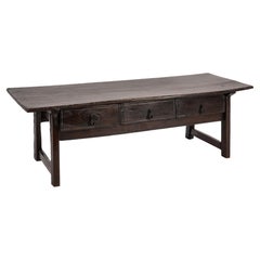 mesa de centro antigua de castaño macizo español rústico marrón oscuro con  3 cajones