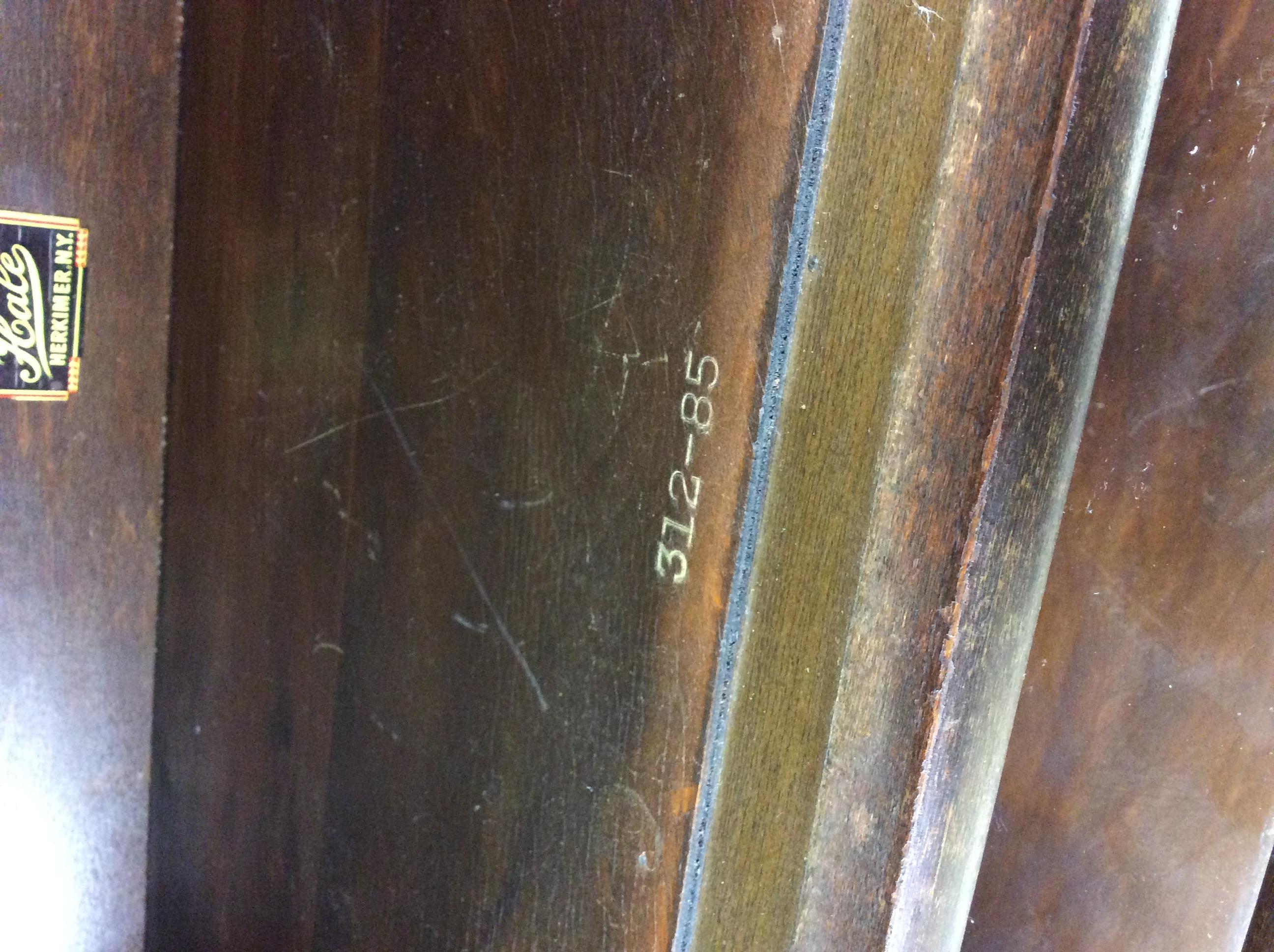 Libreria Barrister a 3 pile in Oak scuro antico con gambe affusolate in vendita 7