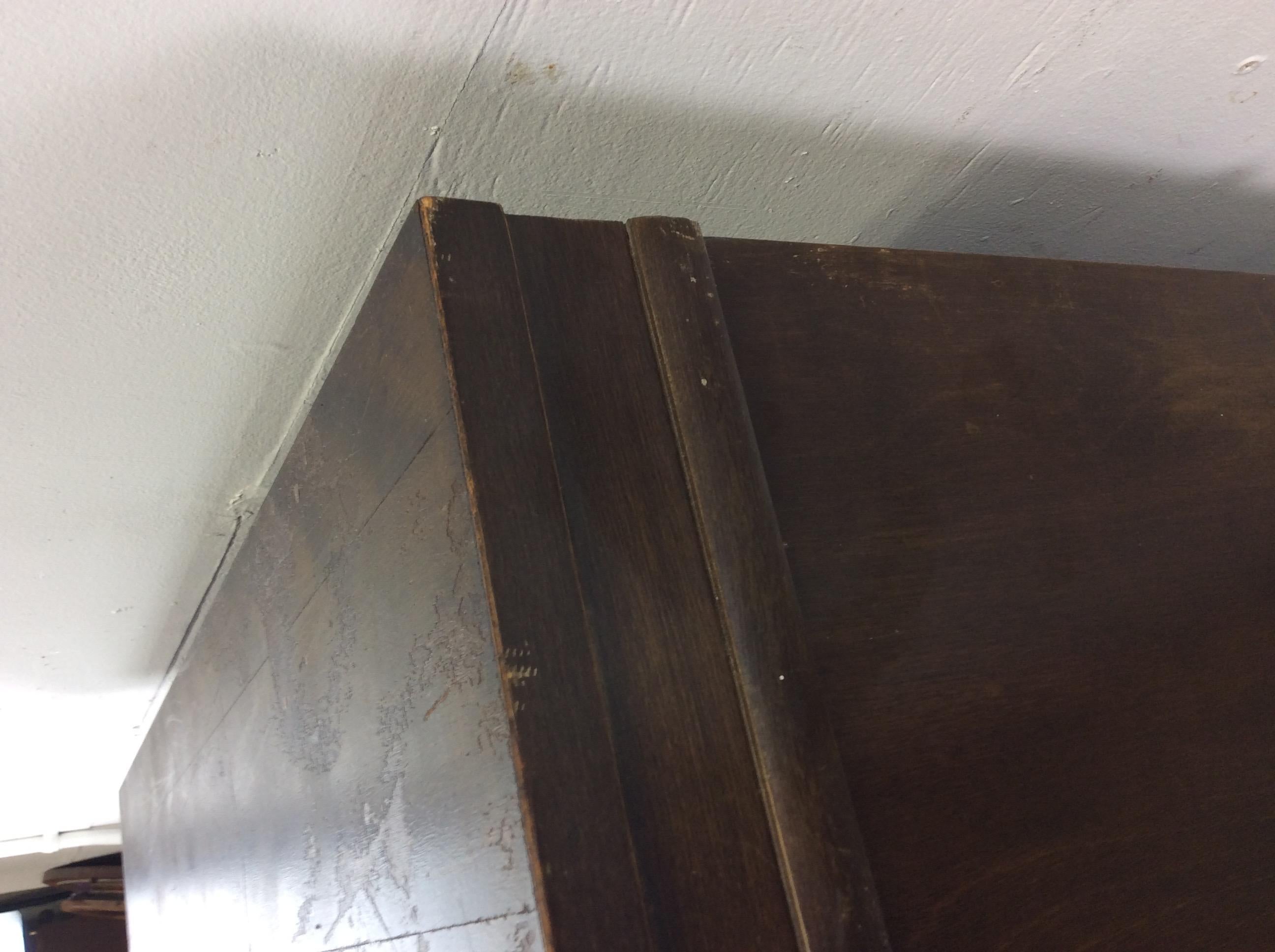 Libreria Barrister a 3 pile in Oak scuro antico con gambe affusolate in vendita 11