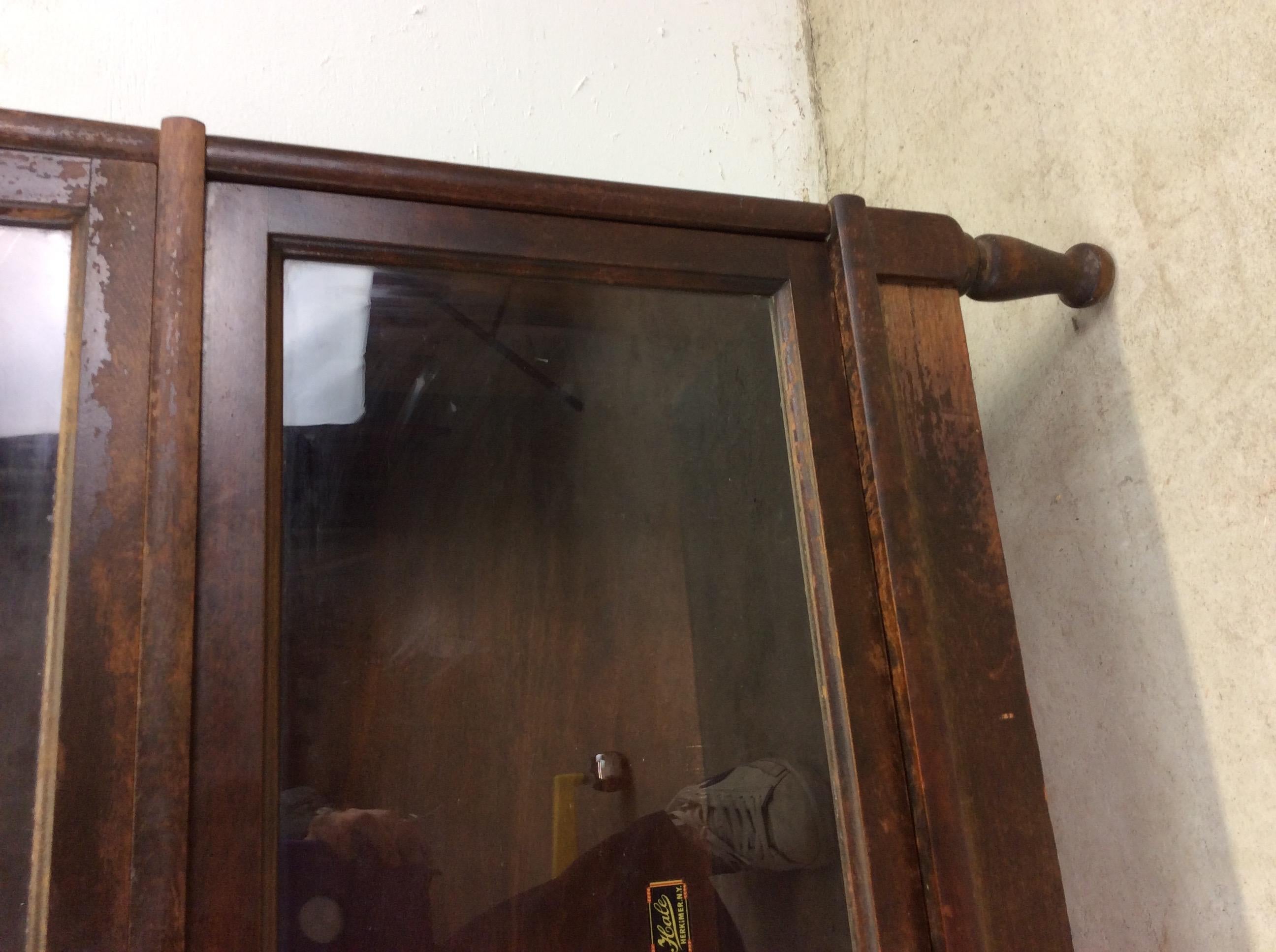 Libreria Barrister a 3 pile in Oak scuro antico con gambe affusolate in vendita 1