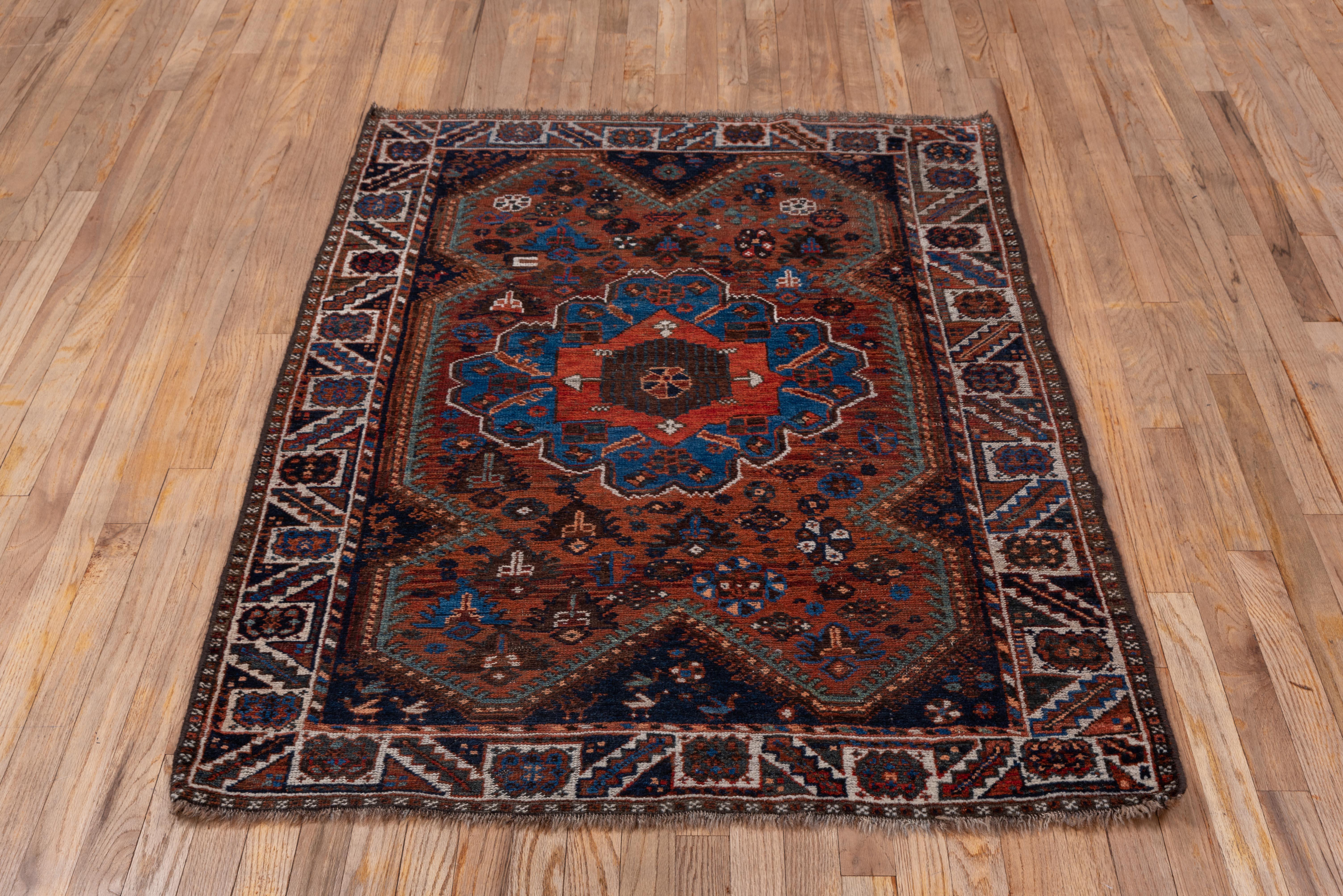 Antique Shiraz persan de couleur foncée en vente 1