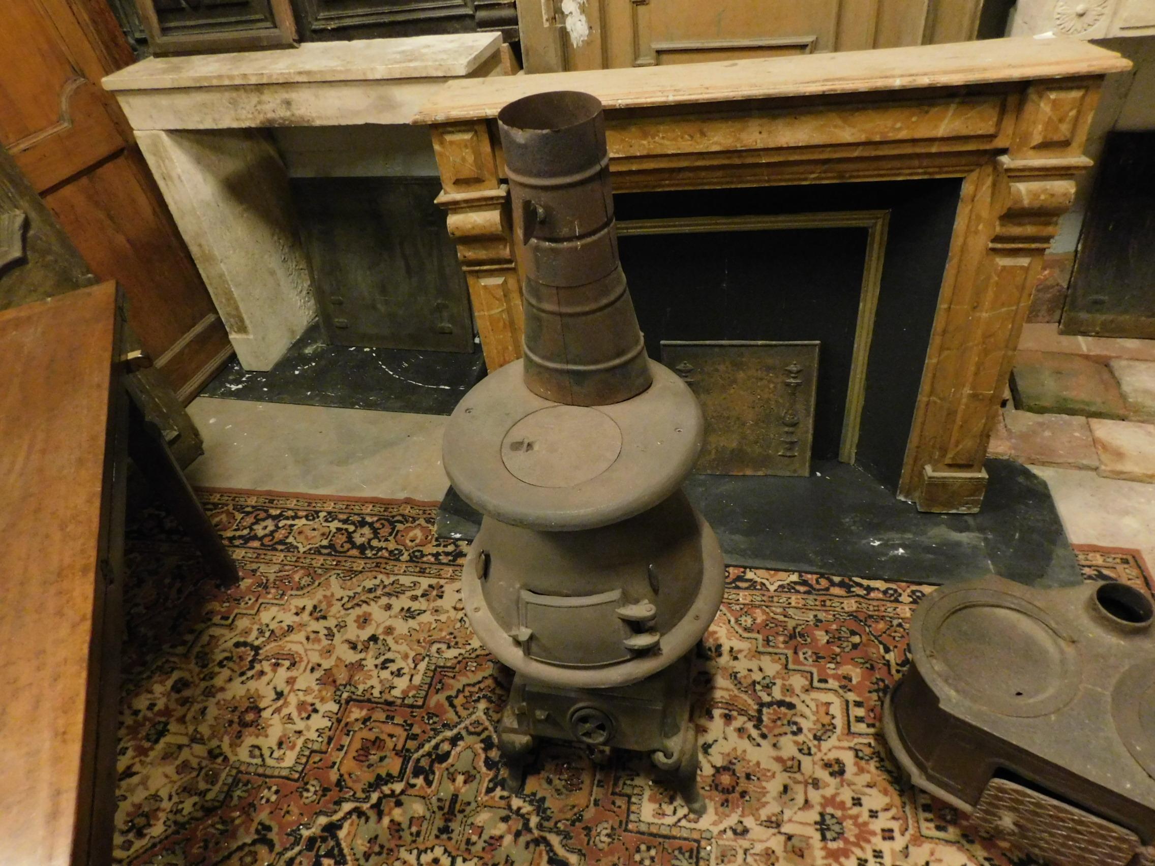 Antique Dark Wrought Iron Stove, Typically from the Italian Valleys, 1900 In Good Condition For Sale In Cuneo, Italy (CN)