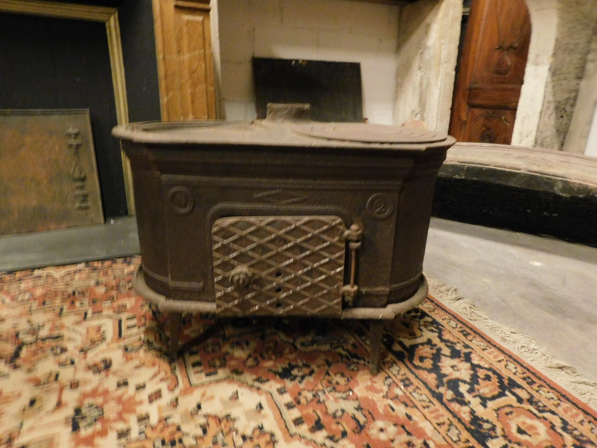 Antique Dark Wrought Iron Stove, Typically from the Italian Valleys, 1900 In Good Condition In Cuneo, Italy (CN)