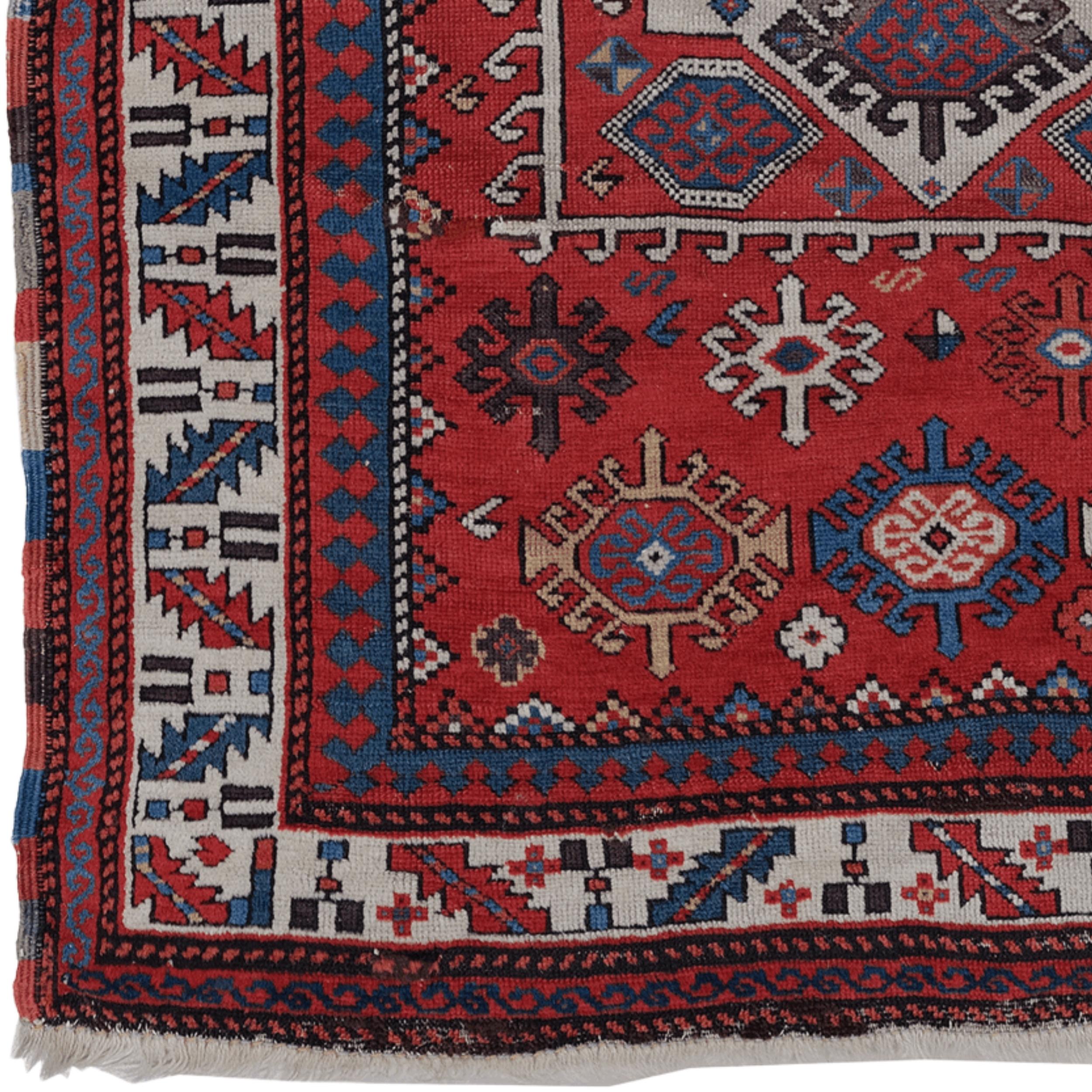 Dieser außergewöhnliche antike kasachische Gebetsteppich aus dem Jahr 1860 (1277 AH) ist eines der kraftvollsten und begehrtesten Beispiele kaukasischer Webkunst. Mit ihrer intensiven und lebendigen Farbpalette, der dicken Wolltextur und den