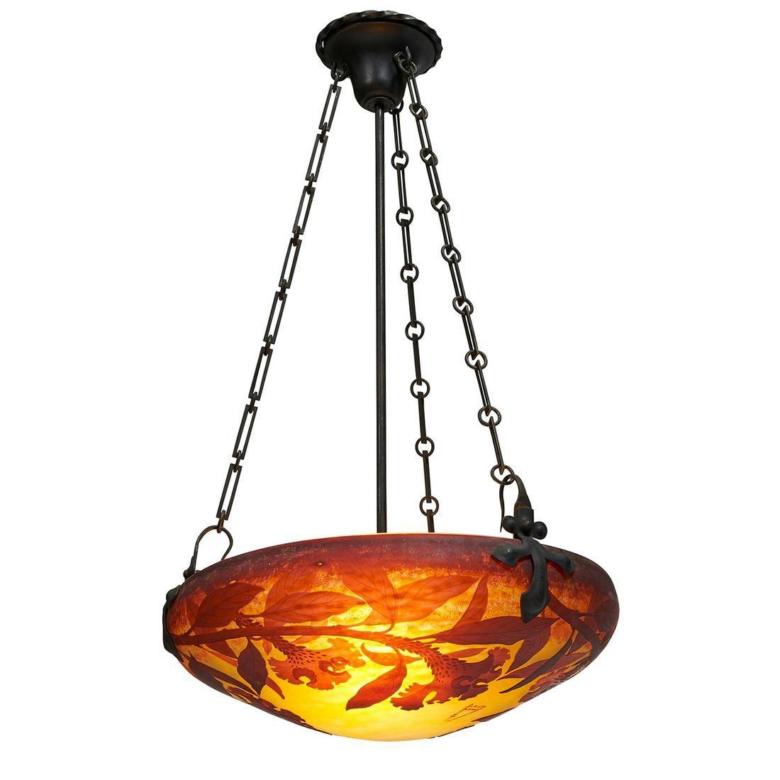 Plafonnière ancienne Daum Nancy début 20ème siècle Art Nouveau. Suspension à fleurs en verre camée gravé à l'acide. Signé 