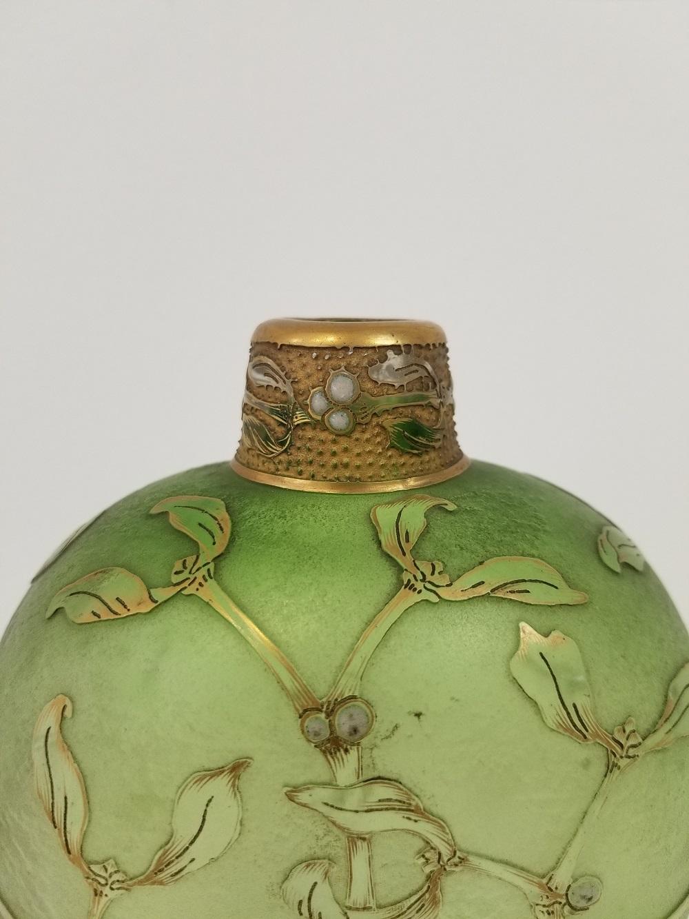 Antique bouteille en verre Daum Nancy avec bouchon

Nous proposons à la vente une belle et élégante bouteille avec bouchon par Daum, Nancy. France, fin du XIXe siècle. Vert clair avec des fleurs en relief sur toute la surface. Feuille d'or et taches