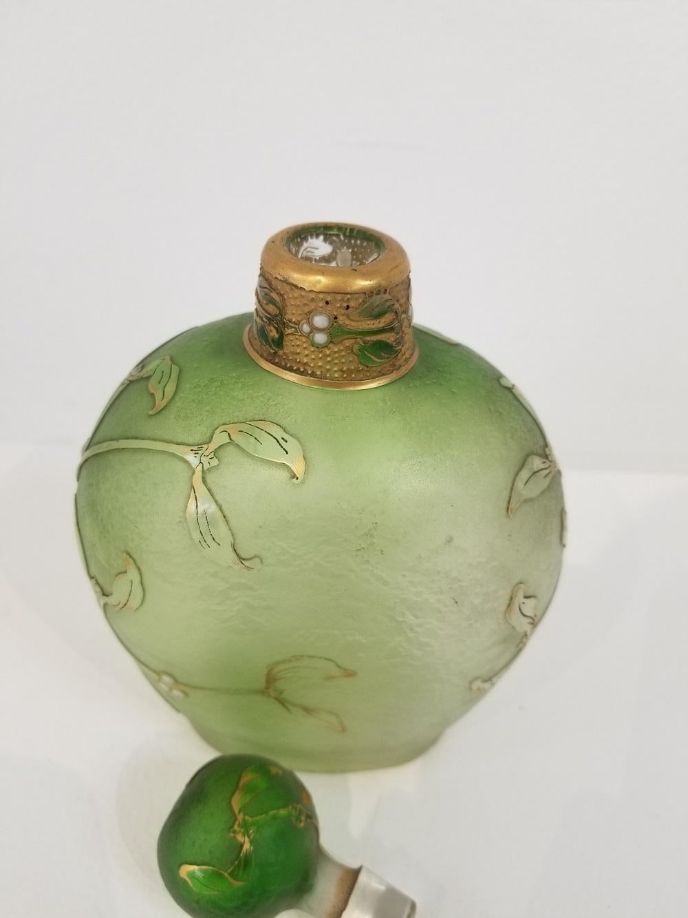 Bouteille en verre antique Daum Nancy avec bouchon Bon état à Miami, FL