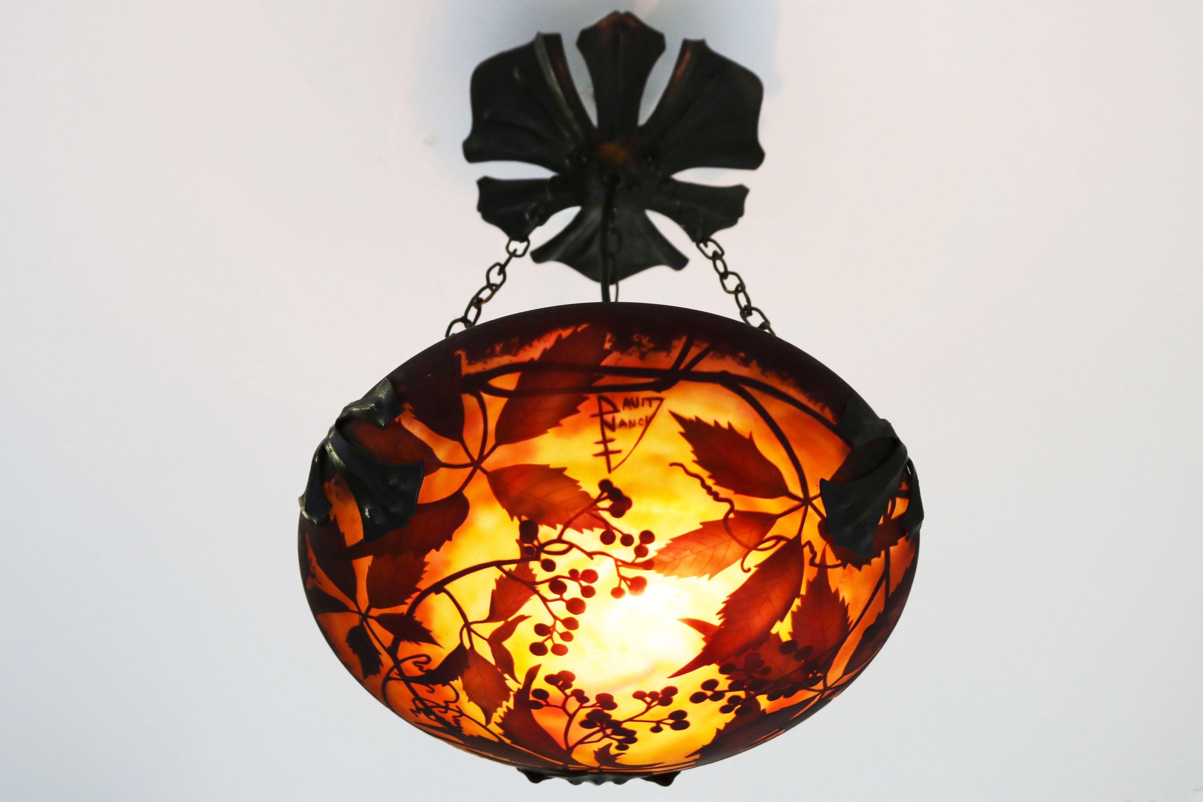 Exquisit und höchst beeindruckend! Diese original französische antike Daum Nancy Art Nouveau / Arts & Crafts Pendelleuchte / Kronleuchter. Seltenes kleines Modell! 
Atemberaubender gelb-orange-roter Cameo-Glaslampenschirm mit Weinreben und