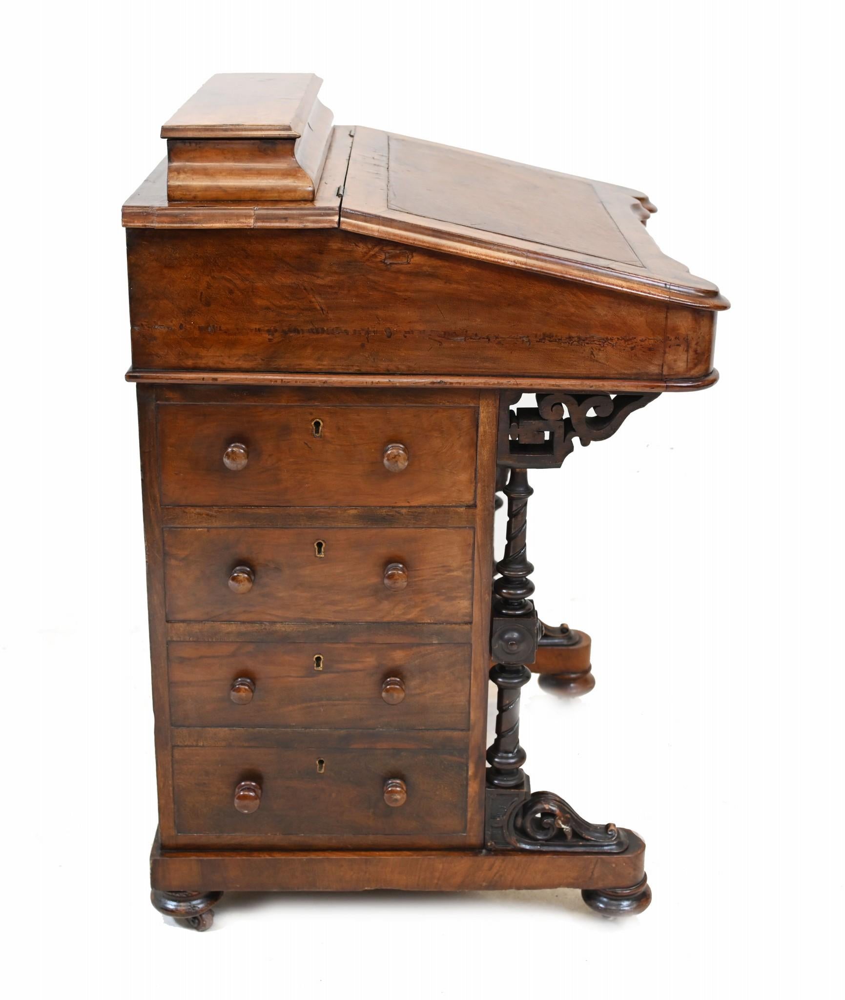 Stai visualizzando una splendida scrivania vittoriana di Davenport
Realizzato a mano in radica di noce con un'incredibile patina
Piano di scrittura in pelle marrone lavorata, restaurato e rifinito con cura, con bordi dorati in rilievo.
Circa 1880 su
